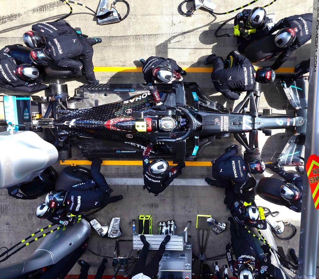 MERCEDES AMG PETRONASさんのインスタグラム写真 - (MERCEDES AMG PETRONASInstagram)「Box box 📻 Tag the mates that would make your pit-stop crew! 💪」7月26日 23時30分 - mercedesamgf1