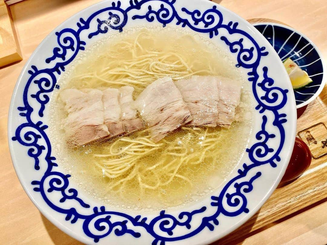 上野優花さんのインスタグラム写真 - (上野優花Instagram)「久々の #優花麺 🍜😂💛🧡 . 皆んなが美味しい美味しいって言ってたやつ🤤✨ 結論から言うと… 今まで食べた豚骨ラーメンで1番美味しかったです😂🧡 この透き通った見た目とは裏腹にぎゅっっっと旨味のつまったパンチのあるスープが病みつきになります🥺 200円で追いスープもできるよ☺️ . 久しぶりに美味しいラーメンを外で食べて 身体がびっくりしていました🤣❣️ #ラーメン #東京ラーメン #広尾ラーメン #広尾グルメ #ラーメン女子 #ラーメンインスタグラマー #豚そば月や」7月26日 23時32分 - yuka_ueno89