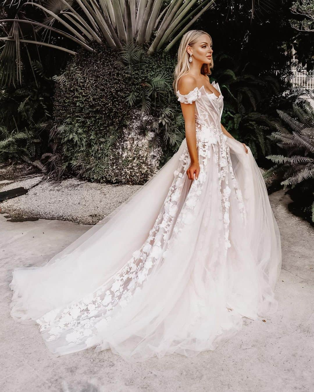 Galia Lahavさんのインスタグラム写真 - (Galia LahavInstagram)「QUEEN VIBES // @raysantana #GaliaLahav #GLMiami #MiamiBride」7月26日 23時32分 - galialahav