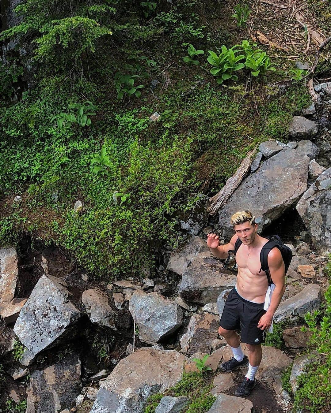 大島アンディのインスタグラム：「What happens when you imitate a goat on the edge of a cliff 🐐(see last photos) Crown Mountain was a difficult/adventurous/we-got-lost-for-an-hour-and-saw-fresh-bear-poop hike, but definitely the best I’ve done in Vancouver so far. Thank you Mama Nature💚 Thank you my dear friends @damienverhagen @tom.garneau @gaboarrellaga ❤️」