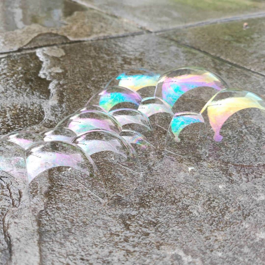 宮下ともみのインスタグラム：「雨降ってきちゃったー☔ でもまだやるって（笑）　  #bubble #シャボン玉 #雨の日のしゃぼん玉 #こんなふうになるのね #2歳5ヶ月男の子 #連休の過ごし方 #成長記録 #まますたぐらむ」