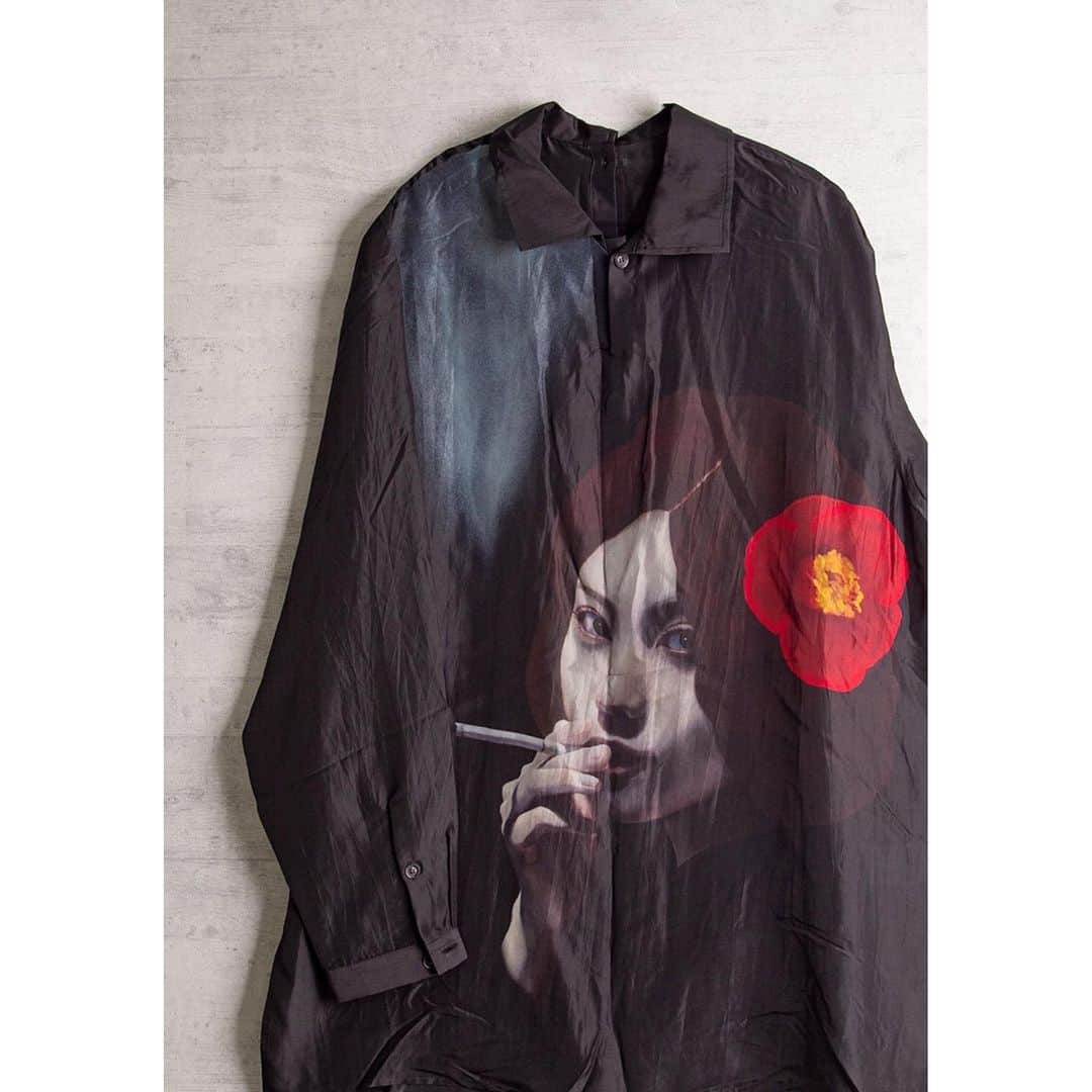 のインスタグラム：「【買取新着】Yohji Yamamoto POUR HOMME 内田すずめ椿とタバコプリントバックボタンシルクシャツ お買取お申し込みはこちらから(www.playful-kaitori.com) プレイフルの買取は ☑︎詰めて送るだけの簡単買取 ☑︎古くてもOK ☑︎お客様負担ゼロ  #買取 #ブランド買取 #古着 #出張買取 #playful #プレイフル#ワイスリー　#ヨウジヤマモト　#山本耀司　#ヨウジヤマモトプールオム #内田すずめ  #secondhand #japanesefashionbrand #secondhandstore #yohjiyamamoto #yohjiyamamotopourhomme #yohjiyamamotofemme #yohjiyamamotonoir #yohjiyamamotojapan  #yyph #ys #y3 #limifeu #ysformen #yohjiyamamotosecond」