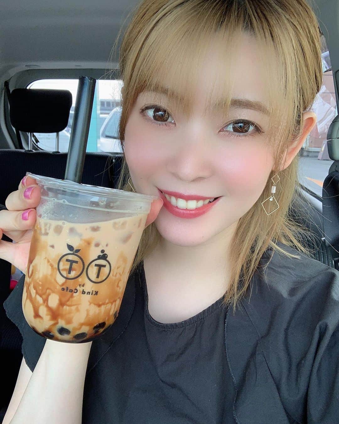 のインスタグラム：「お久しぶりのタピオカー😄！！！﻿ ﻿ たまーーーに飲みたくなる🦄🧡﻿ ﻿ おやつにいいよね！！🤍🤎﻿ ﻿ ちなみに今、インスタ投稿してる時間も﻿ 15時だ〜😄✨✨ ﻿ これは、ちょっと前の写真やから﻿ 今日のおやつは何にしようかな…🤔笑﻿ ﻿ 安定のチョコレートかな…🍫❤️﻿ ﻿ 肌荒れてるのに…🤫🤫🤫﻿笑  誰か私の食欲を止めてください。😂 ﻿ #タピオカ #タピオカミルクティー  #おやつ #おやつの時間 #15時  #チョコレート #肌荒れ #食欲が止まらない #おうち時間 #stayhome #7月  #毎日更新 #毎日投稿 #過去pic」