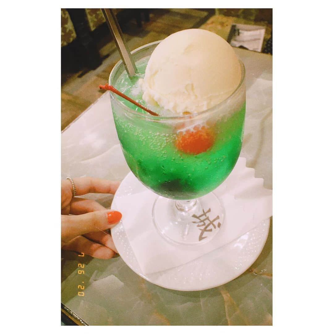 吉良穂乃香のインスタグラム：「喫茶店に来たら頼んじゃう😉 #喫茶店#クリームソーダ#上野#純喫茶#王城」