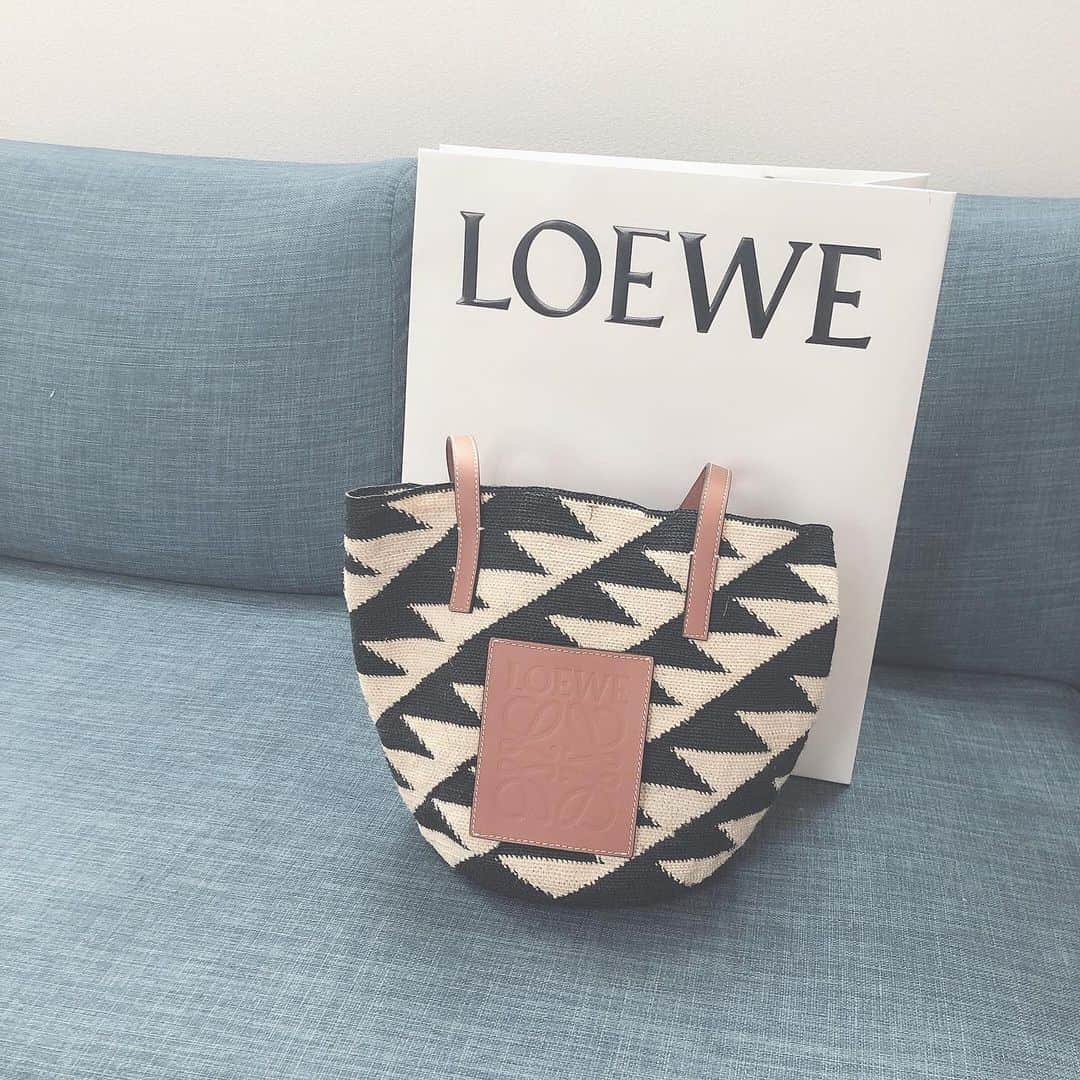 のインスタグラム：「引っ越し前につい衝動買いしちゃったお気に入りバッグ✨ 引っ越しの片付けもだいぶ落ち着いたけど家のテレビがずっと映らなくて、工事に時間かかるからしばらくテレビなしの生活してる🌿」
