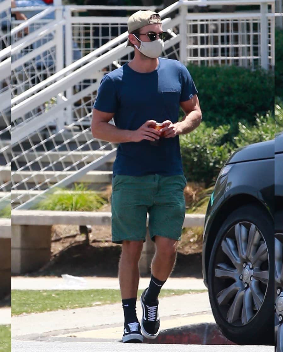 Just Jaredさんのインスタグラム写真 - (Just JaredInstagram)「@chacecrawford stays safe in a face mask while picking up an iced coffee! #ChaceCrawford Photo: Backgrid」7月26日 15時04分 - justjared