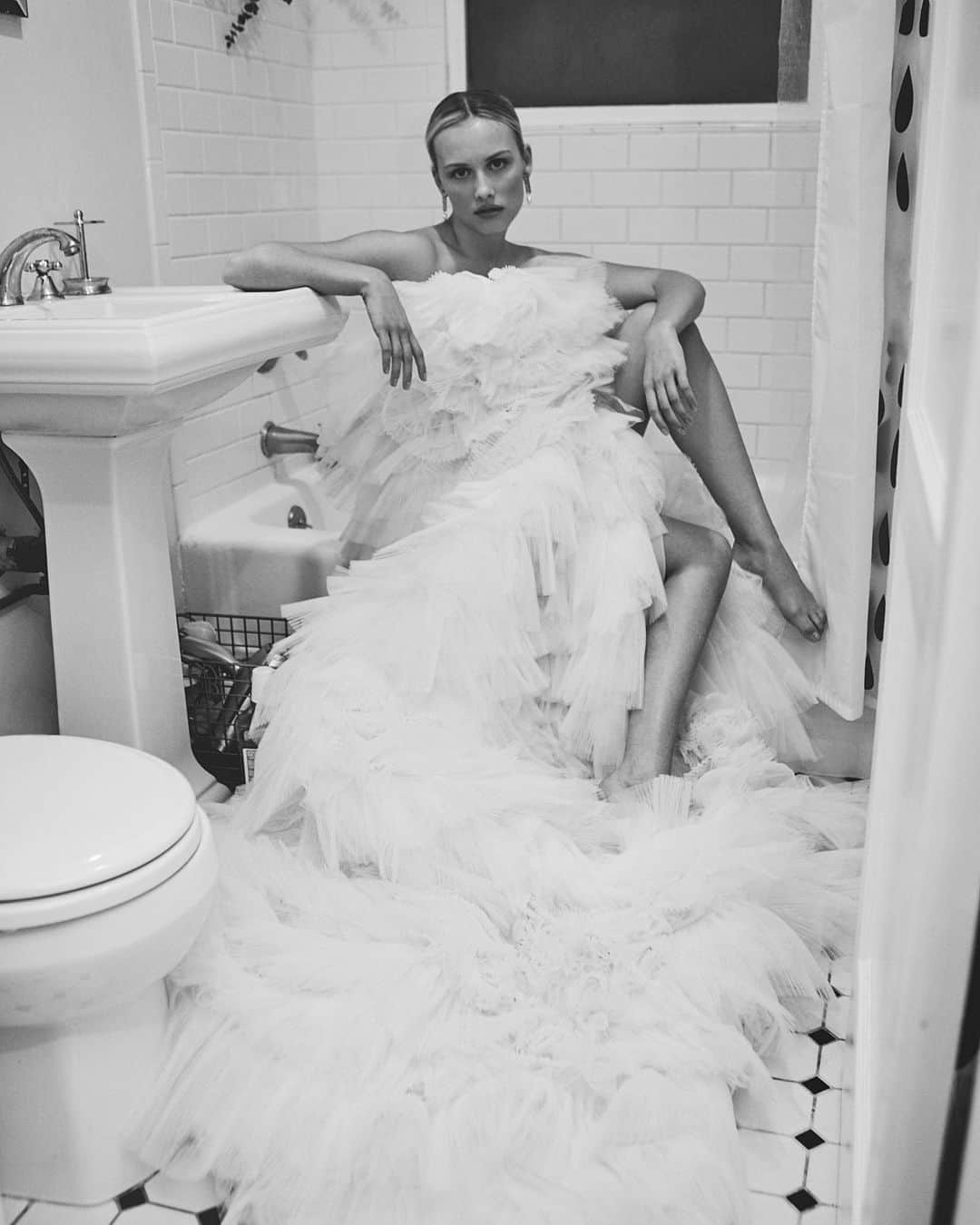 グレイシー・ドジーニーのインスタグラム：「baths are the bomb 🛁 #loofahlewk」