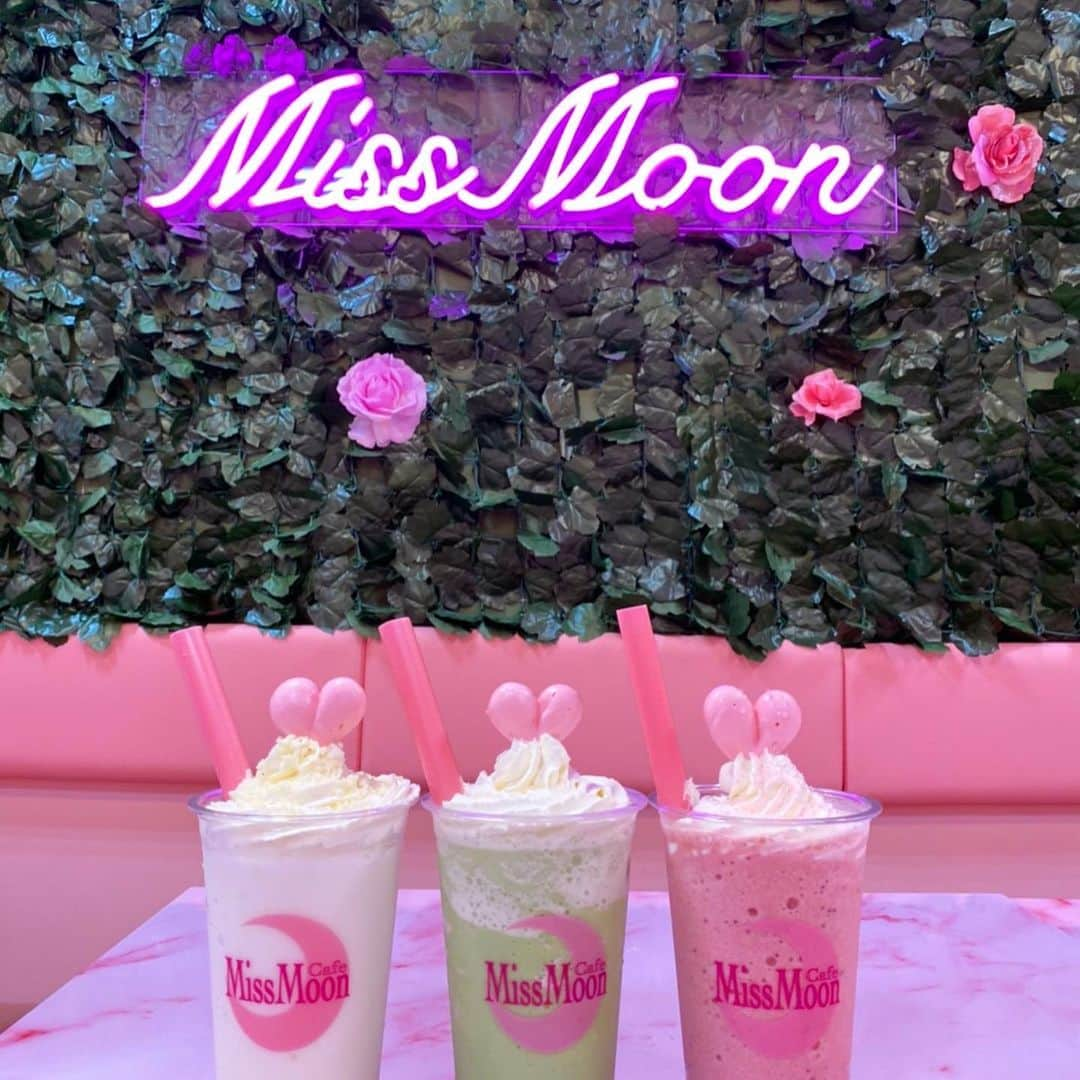 Ruuさんのインスタグラム写真 - (RuuInstagram)「Renewal Open! 💗🌿🌸🌿💐 💗 @missmooncafe 💗 Enjoy the remainder of your day!🌸🌸  8月からNEWメニューでスムージー系も出るよー😻 店内にブランコも出来たから是非遊びにきてね💐 #missmooncafe #pinkcafe」7月26日 15時10分 - ruufabulous