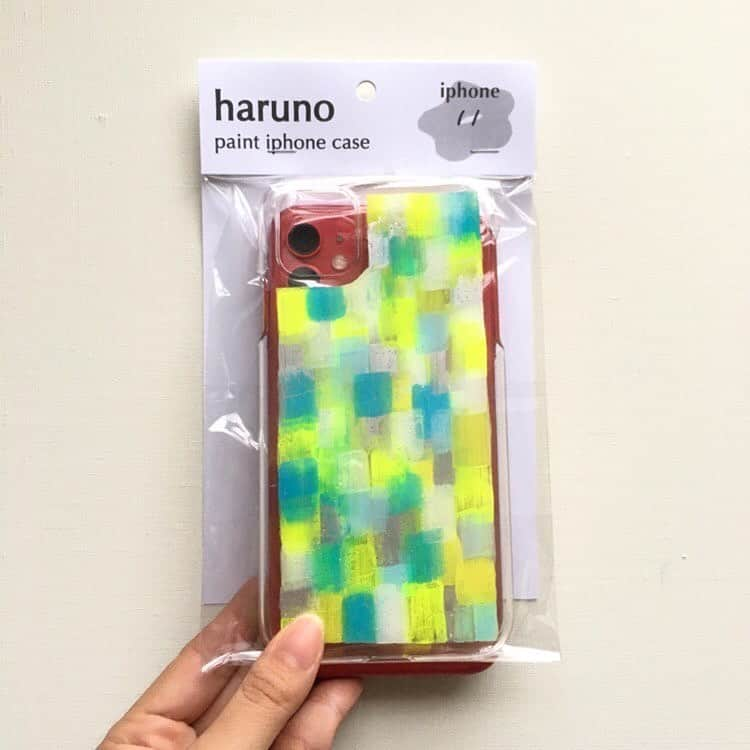 タピエスタイルさんのインスタグラム写真 - (タピエスタイルInstagram)「「haruno」 プリントではございません。 すべて唯一な手描きアクリル絵画の スマホケースです。 ・・・ よく店頭でお客様が、お悩み頂くのは スマホのカラーとのコーデです。  そこで、ブラックスマホと 合わせてみました。 ご覧ください。 ブラックを背景に色彩がくっきり浮き立つようです。 レッドカラーのスマホにもこのとおり似合います。  また、コロナ対策から スマホケースをアルコール消毒して大丈夫ですか？ と良くお尋ねいただきます。  アクリル絵画は内側に描かれていますので 直接手には触れません。  表面は透明プラスティックです。 表面をハンド用ウエットティッシュなどで 拭いていただく程度でお手入れください。  強いアルコール、シンナーや除光液は 使用なされないでください。  暮らしの中のアート 貴方のインスピレーションで お選びください。  渋谷ヒカリエ5階タピエスタイル 大阪LUCUA11004階タピエスタイル 似てお求めいただけます。 . . . . . .  . . #painting  #art #pic #colorful  #color #artist #fashion #artdaily  #artwork #watercolor #watercolorpainting #flowers #abstractart #abstract #abstractpainting #creative #artcommunity #アートワーク #アクリル絵の具 #アクリル #絵の具 #美術 #芸術 #抽象 #ペイント #色 #デザイン #抽象画 #iphoneケース#タピエスタイルlucua1100店」7月26日 15時11分 - tapiestyle