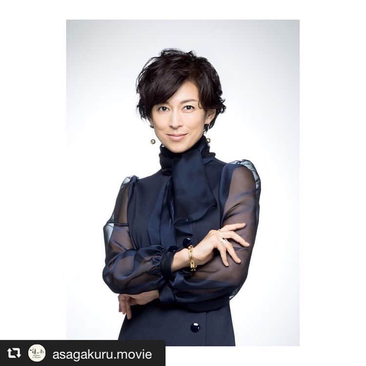 河瀬直美さんのインスタグラム写真 - (河瀬直美Instagram)「明日、7月27日（月）AM8時〜は、映画『朝が来る』インスタトークライブの日です！ 10月23日の映画公開まで、月の暦に沿って発信していくこの企画。明日は上弦の月です。 ホスト:河瀨直美 ゲスト:鈴木保奈美さん✨  母さんで女優、母さんで映画監督の、2人のトーク。第一線をひた走るパワーの源や努力されてることなど聞いてみたいです。エネルギッシュな朝になりそうな予感✨ このアカウントでご覧頂けます。 朝忙しくて見られない方はアーカイブで！  We will have our next True Mothers InstaLive talk session tomorrow, July 27th (Mon.) at 8 a.m.! We will have these sessions timed with the phases of the moon leading up to the film’s release on October 23rd. Tomorrow will be the waning moon. Host: Naomi Kawase Guest: Honami Suzuki✨  This will be a talk between a mother-actress and a mother-director. I want to ask her about the source of her power to run on the front lines and what she’s been working hard on. I expect it to be an energetic morning✨ You can watch it on this account. If you’re too busy in the morning, you can also see it in the archives!  #リポスト @asagakuru.movie   #鈴木保奈美 #河瀬直美 #インスタトークライブ #まぶしい朝 #朝が来る #スタッフからお知らせ #今夜は #ドラマsuits2  #最新話 #テレビ前待機」7月26日 15時27分 - naomi.kawase
