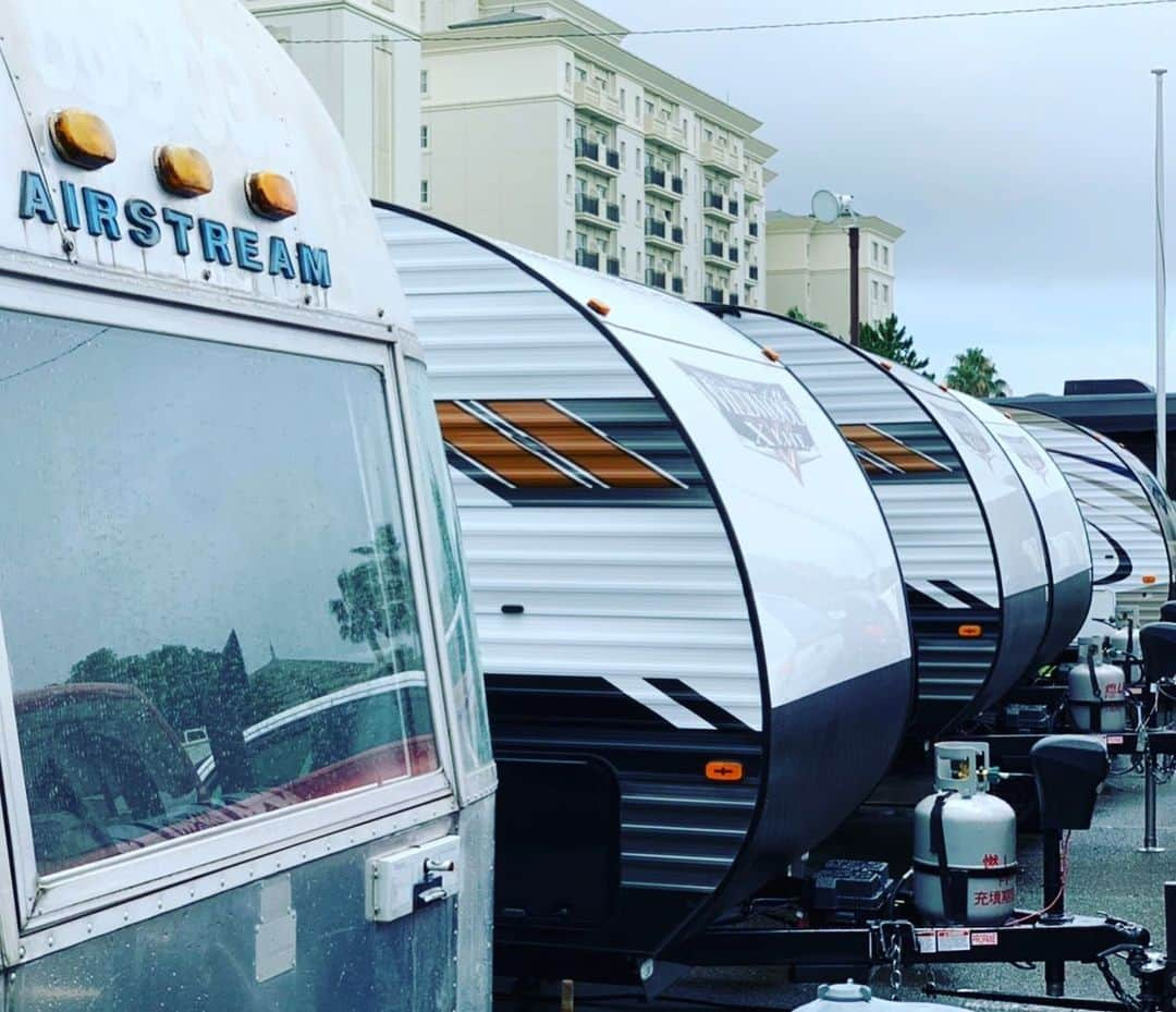 吉本大樹さんのインスタグラム写真 - (吉本大樹Instagram)「1976年生まれの #AirStream 引っ張って浜名湖行ってきました。 行きも帰りもドッキング時、移動中ずっと土砂降りやったのに浜名湖に着いたら全然降ってなかった🤡 ある意味凄い🤔 #AUTOVISION2000 さんありがとうございました🙏🏻 #Trailer #CampingTrailer #Wildwood #HYspeed #キャンピングトレーラー 取扱い開始すべく準備します🤓」7月26日 15時36分 - hiroyoshimoto