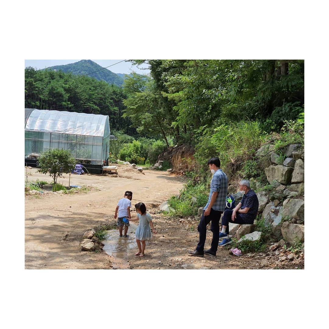 チョン・ガウンさんのインスタグラム写真 - (チョン・ガウンInstagram)「가족🥰 시골...맑은공기..맑은물.. 엄마 어릴땐 매일 이렇게 놀았는데..」7月26日 15時38分 - jung_ka_eun