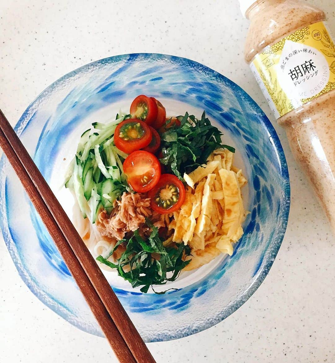 めぐさんのインスタグラム写真 - (めぐInstagram)「7月26日（日）お昼ご飯 ✧ᴴᴱᴸᴸᴼ✧ ずっと梅雨が抜けないジメジメ天気… そんな日はさっぱりツルツルが食べたい〜☺︎ 冷やしソーメンに色んな具材を乗っけて 庭で採れた大葉たっぷりに旦那さんの実家から もらったきゅうりとプチトマト。 ツナと卵。 夏野菜たっぷりで！ ソーメンはごま油入りの甘酢ダレを和えて、食べる時にゴマドレを少しかけるのが好きです🙆🏻‍♀️ 毎日これでもいいなー！ 美味しかった😋 〇 〇 #LOHACO #ロハコ #LOHACO限定 #ロハコ限定 #胡麻ドレッシング #ごまドレッシング #家ごはん #うちごはん #今日のごはん #おうちごはんlover #monipla #lohaco_fan」7月26日 15時42分 - me_guu_miii