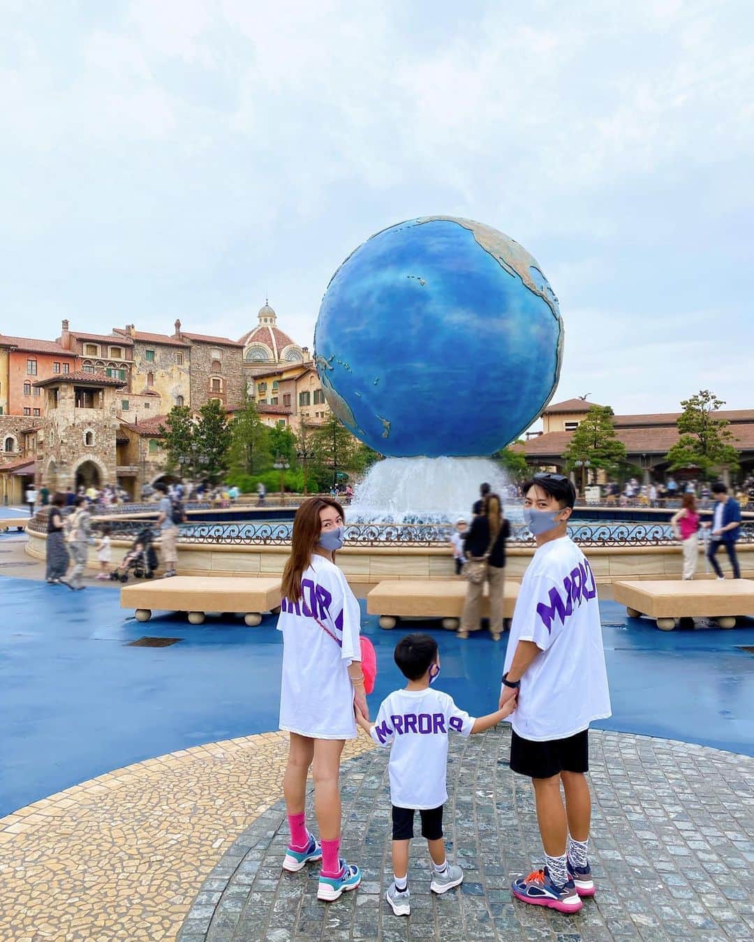のインスタグラム：「基本stay homeで🏡インスタネタのない日々😂なので先日本当に久しぶりにディズニーシーへ行った日のpicをpost👨‍👩‍👦📸🌎✨ 感染予防対策をしっかりとして😷お散歩がてらのんびり💨 人も少なく、検温をはじめソーシャルディスタンスや三密回避、消毒など至る所で徹底されていてさすがディズニー👏安心して楽しむことが出来ました🙏 パレードやグリーティングも今の時期は中止されているから、遠くから見ることしか出来なかったけど「ミッキーに会いに行きたい！」と、この日のために色々頑張っていた息子も楽しめたようで良かった☺️💗 今年は夏休みも短いし、海外も行けないけれど家族が健康で一緒に過ごせることに感謝🍀💓 #tokyodisneysea #familyday #latergram」