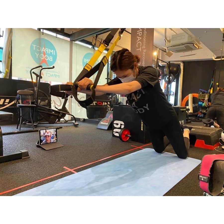 春輝のインスタグラム：「天沼さんにサポートしていただきながら、ノリさんによるリモートトレーニング🏃‍♂️ 時々画面から目を離した隙に、トナカイになってたり怪物くんになってた可愛いノリさん笑  #インパクトボディ#impactabody#天沼知恵子 #トレーニング#training#ems#gym #春輝#Haruki」