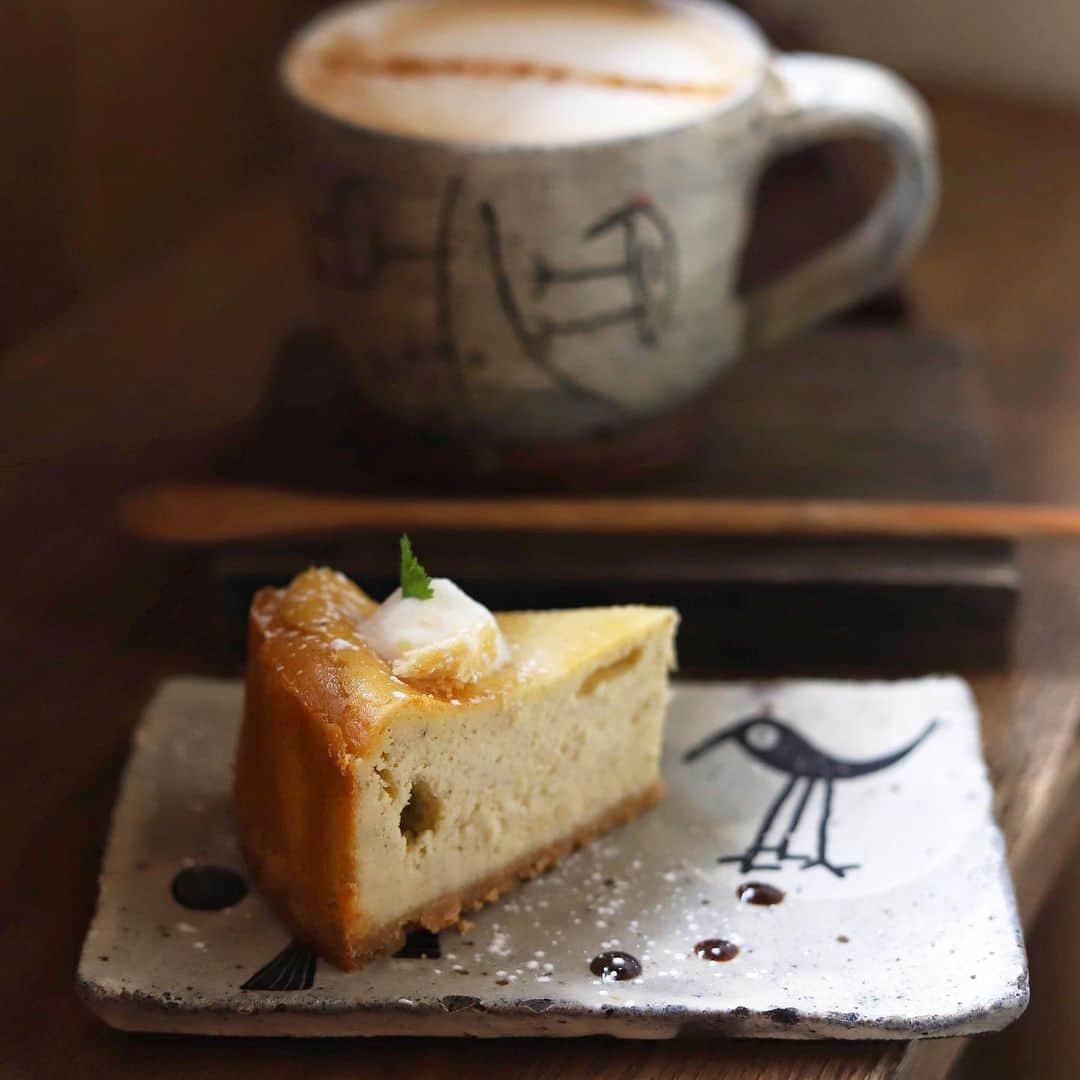のインスタグラム：「.  .  ケシパルーフ @cafekeshipearl  なかなかに タイミングが合わず、 食べられなかった ラベンダーのベイクド。  メニュー表で 目があったとき、 ガッツポーズしてしもた。  ふわりと薫る、 という感覚を想像していたけど 思ったよりもずっと 積極的にラベンダー。  脳内すっかり 富良野です(行ったことないけど。)  #カフェケシパール #ケシパルーフ#cheesecakes」
