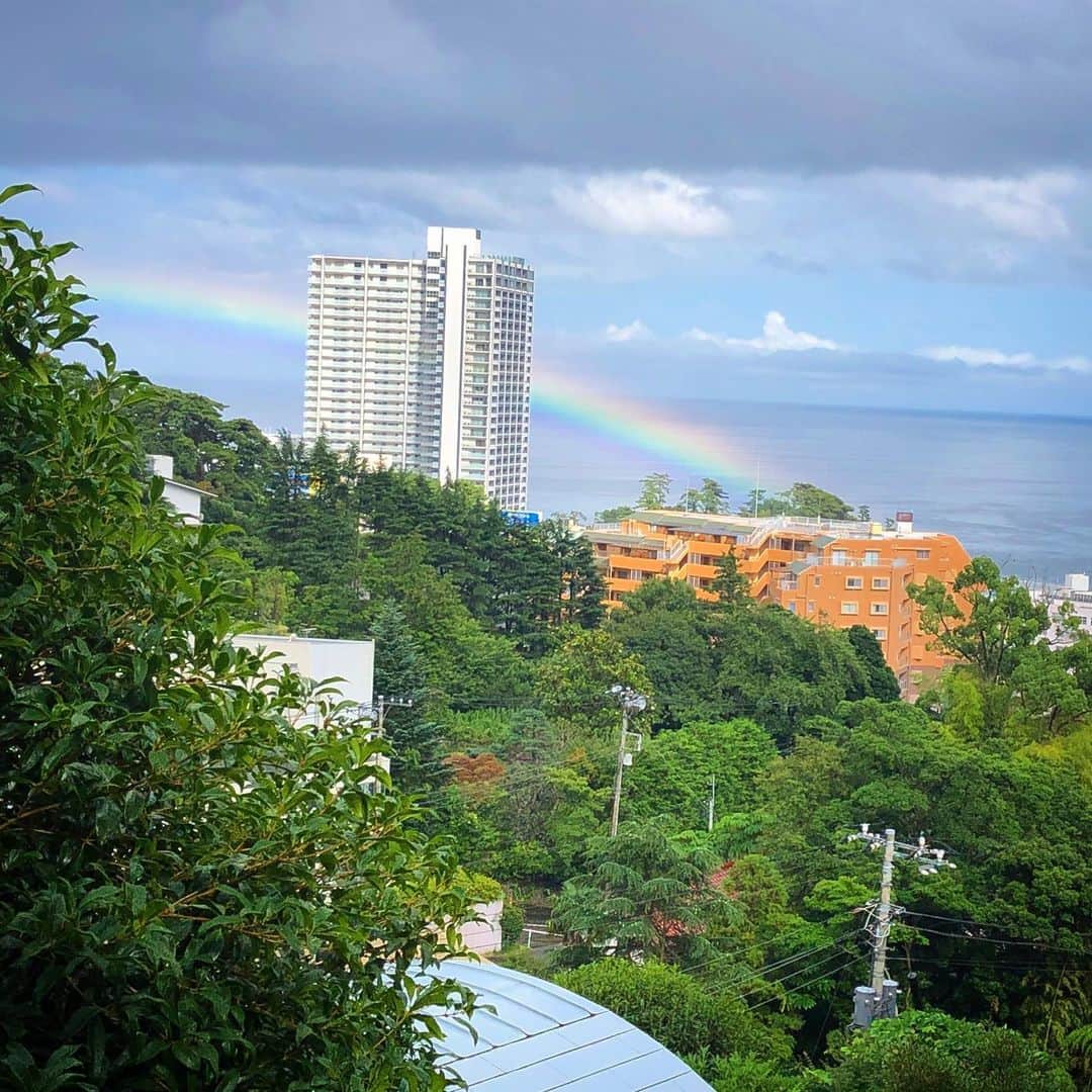 津久井智子さんのインスタグラム写真 - (津久井智子Instagram)「大雨のあと 熱海がハワイになった！  なんかいいこと ありそうだよ🌈」7月26日 16時27分 - tomokotsukui