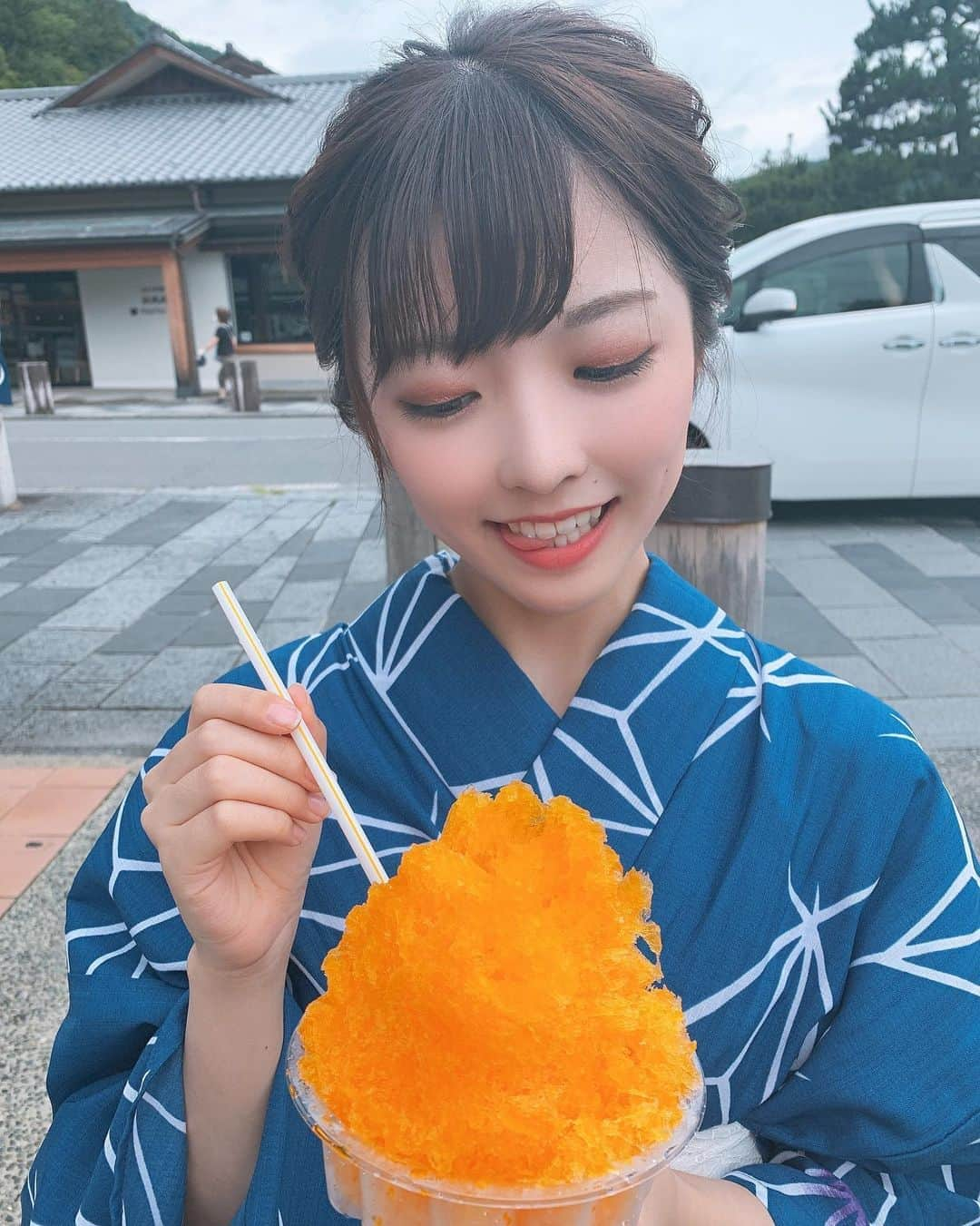 檜垣すみれさんのインスタグラム写真 - (檜垣すみれInstagram)「今日は京都の着物レンタル店、梨花和服さん（@rikawafuku_kyoto）で浴衣を借りて撮影しました👘💕  紺色の浴衣を着るの初めてで気分るんるん😍  ヘアセットも綺麗にしてもらえたし髪飾りも可愛かったなぁ🌼🌼  撮影写真は今月末に美学生図鑑の浴衣美女特集で公開されます！お楽しみに🎐 . . . #京都着物レンタル #京都着物 #梨花和服 #京都#嵐山#嵐山浴衣#美学生図鑑#👘」7月26日 16時22分 - sumire_higaki