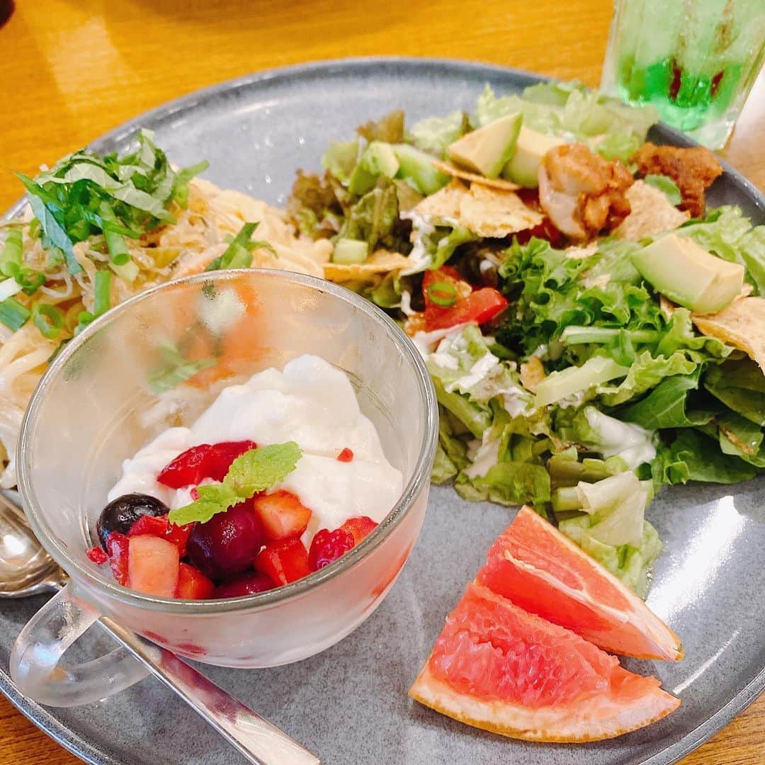 こまけいこのインスタグラム：「息子と買い物。  お腹いっぱい食べて飲んで細々したもの買って、給付金で少し経済回しました。  最近休みは寝てばかりだったので外は疲れた。  夜も弁当買ってきたので気楽。  たまにはそういう日もいい。」