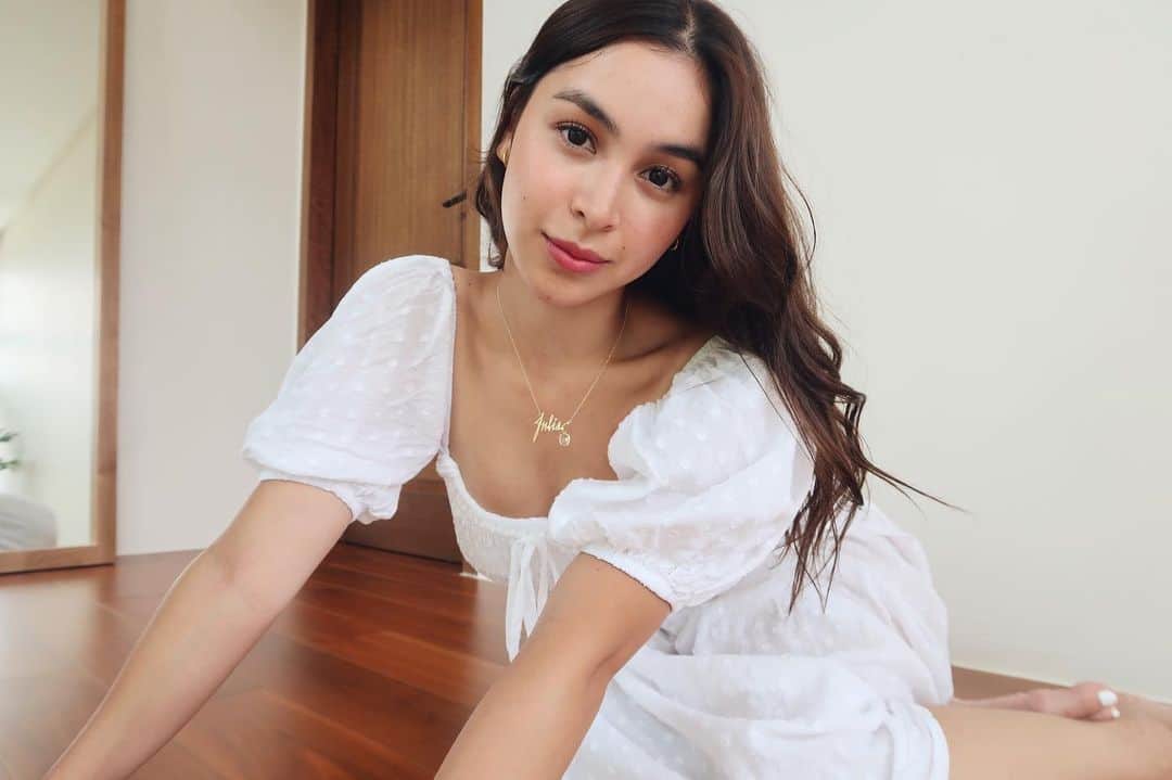 ジュリア バレットのインスタグラム：「🤍」