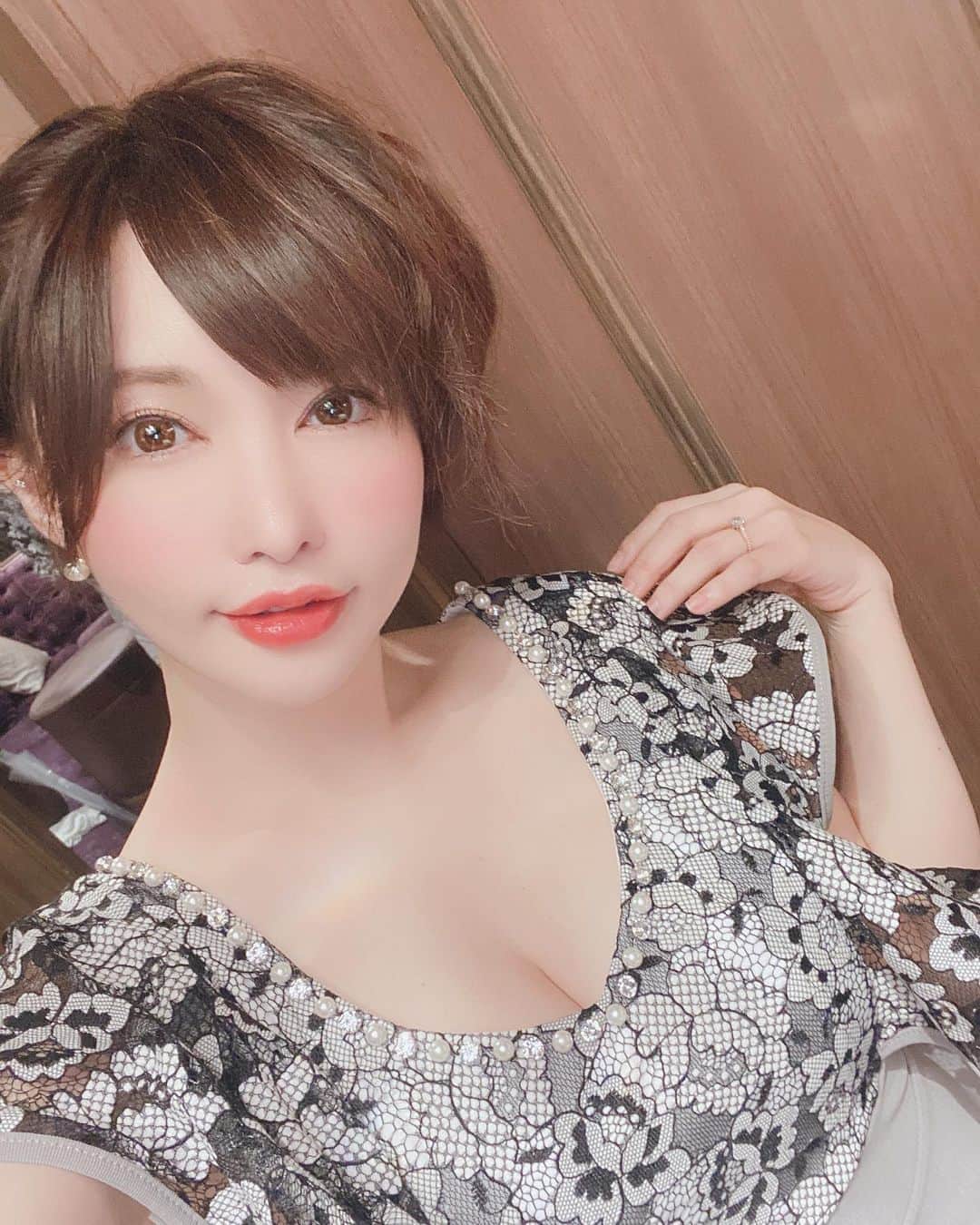 里美ゆりあのインスタグラム：「こにゃにゃちは😘  #mjdress #ドレス #dress」