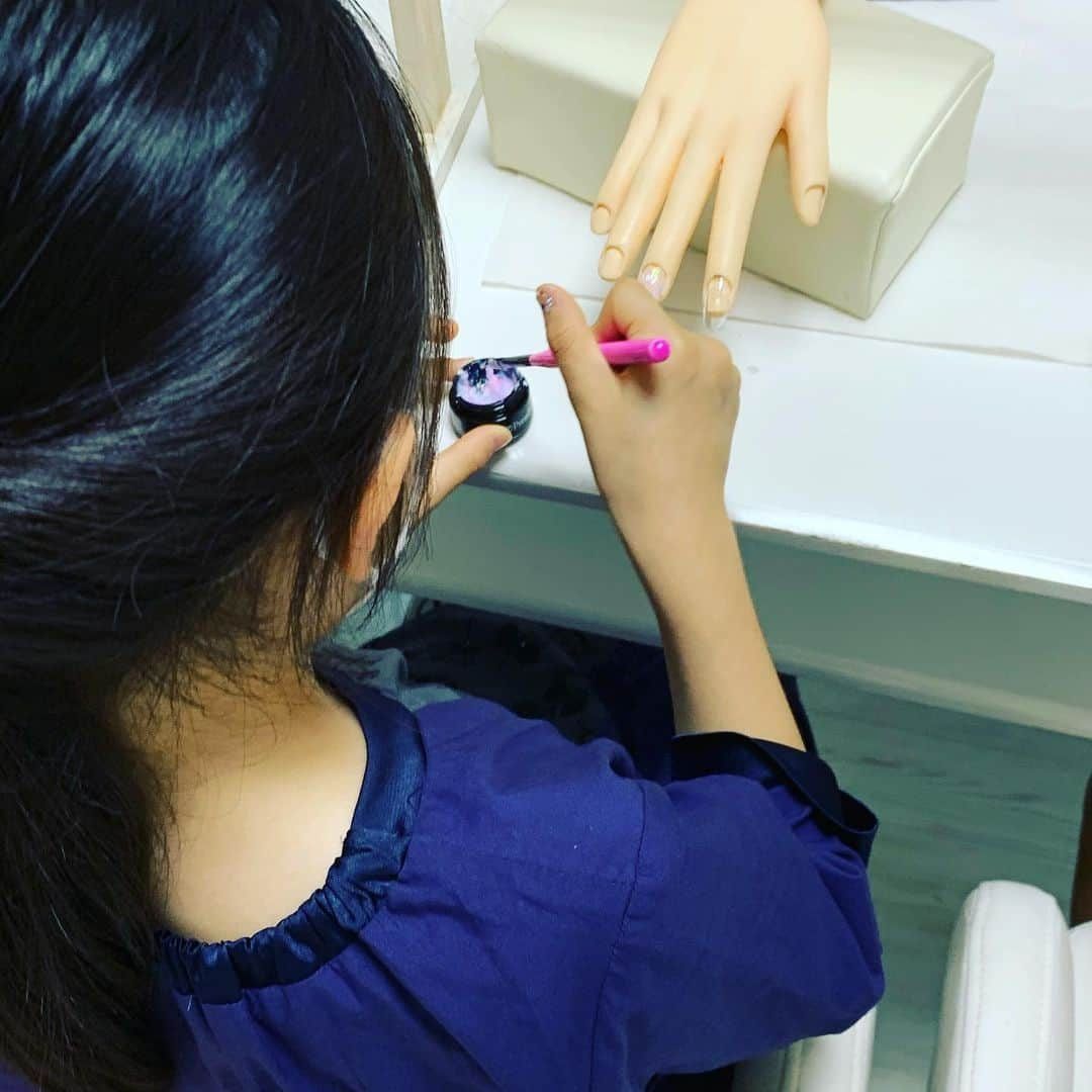 市川海老蔵 （11代目）さんのインスタグラム写真 - (市川海老蔵 （11代目）Instagram)「Challenging manicure!  By the way, today’s EBIZO TV video is “magic show.”  The magic I did in the ending, can you see the trick-?  Oh, and my mobile is still broken.  *  ネイルに挑戦！  最後の私のマジック。  わかるかなー？  ちなみに携帯 壊れたままっす。」7月26日 16時35分 - ebizoichikawa.ebizoichikawa