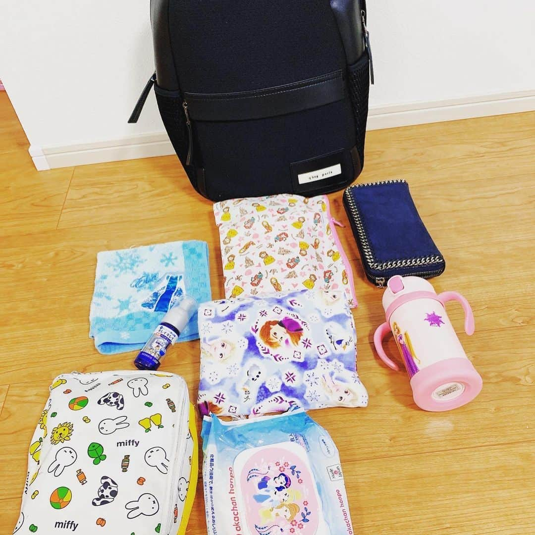 井上ゆりなさんのインスタグラム写真 - (井上ゆりなInstagram)「🆕バック🎒qbag paris  かばんの中もたくさん入るよ😊母子手帳類、タオル、水筒、オムツ、お尻拭き、消毒液、お菓子袋、お財布👛エコバック♡ 両サイドにもポケット、中にも収納がついてて小分けできて嬉し♫しかも丸洗いできるから便利なんです♡ #qbag_japan #マザーズバック🎒」7月26日 16時39分 - i.yurina12