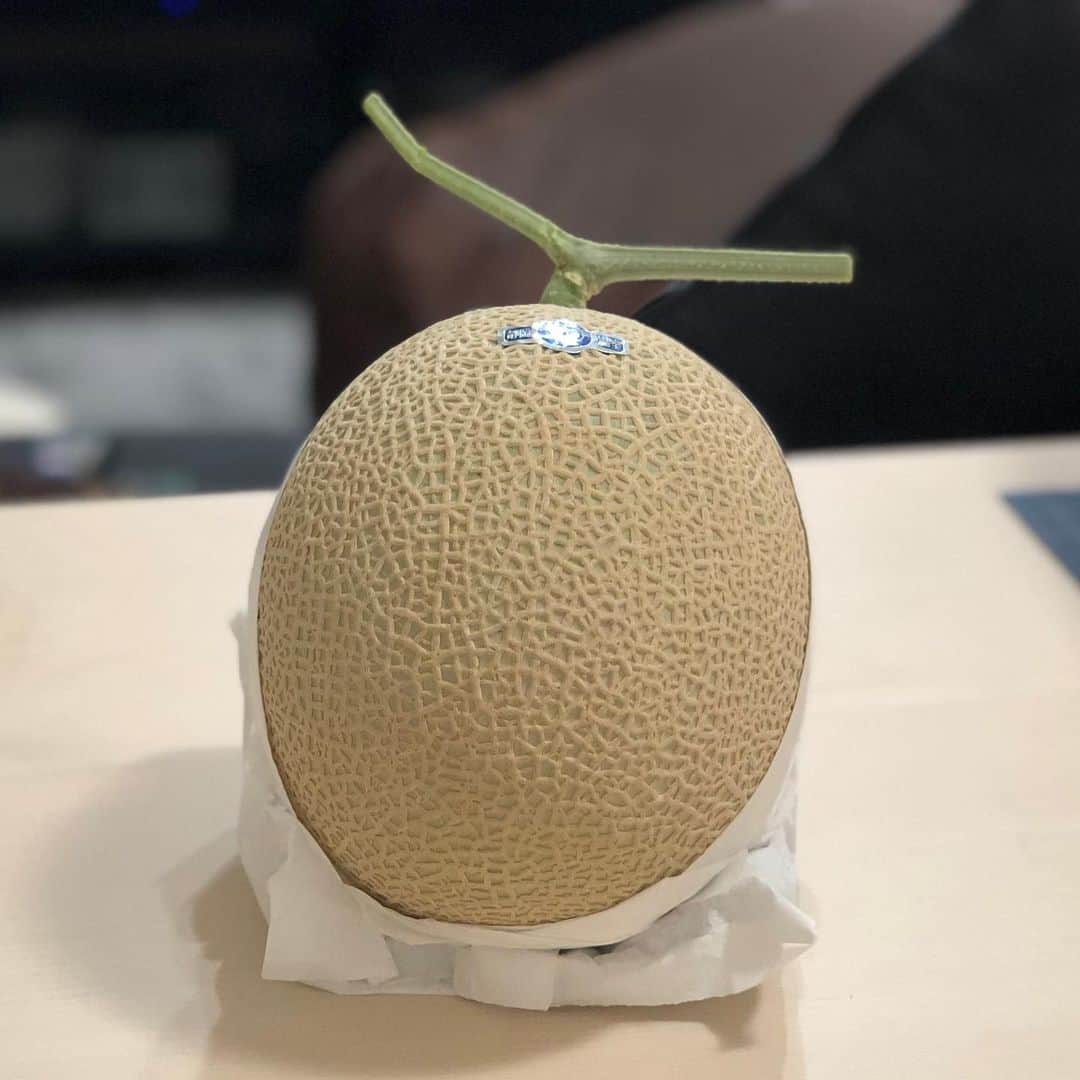 のインスタグラム：「メロンが届いた ありがとうございます🙇🏻‍♂️ めちゃくちゃ嬉しい😍 日本一のクラウンメロン🍈 食べ頃まであと1週間 我慢…  #メロン #クラウンメロン #日本一 #静岡」