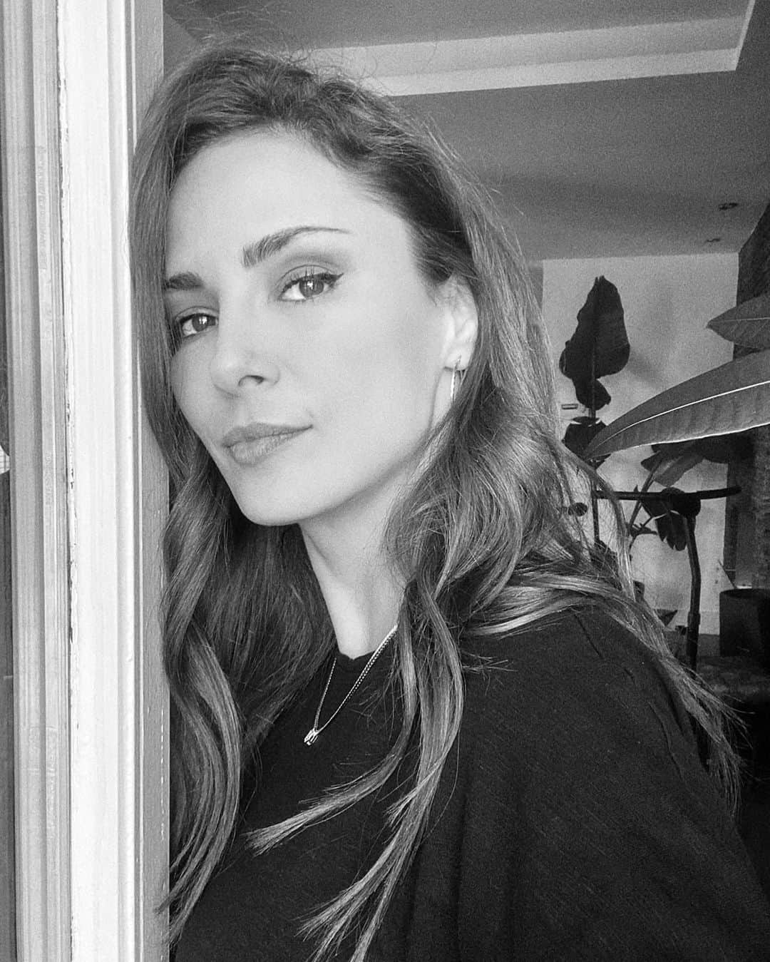 のインスタグラム：「Bir gün bir kentte bir yolcu... Beyaz bir kentti düşlediği.. Bir gün bir kentte.. Bir yolcu.. Beyaza boyayıp kenti İçine boyadı kendini Kentin..」