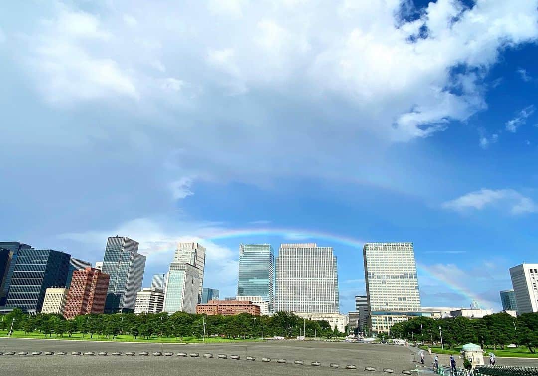 中野明海さんのインスタグラム写真 - (中野明海Instagram)「初、 皇居前広場で撮影  刻々と変わる天気に  二度🌈を見れました ✨😍  美しい😭✨🙏🏻  #ダブルレインボーに穏やかな日常を祈りました。。。😌✨✨✨✨✨✨✨✨  #虹　#🌈🌈　#ダブルレインボー」7月26日 17時02分 - akeminakano__official