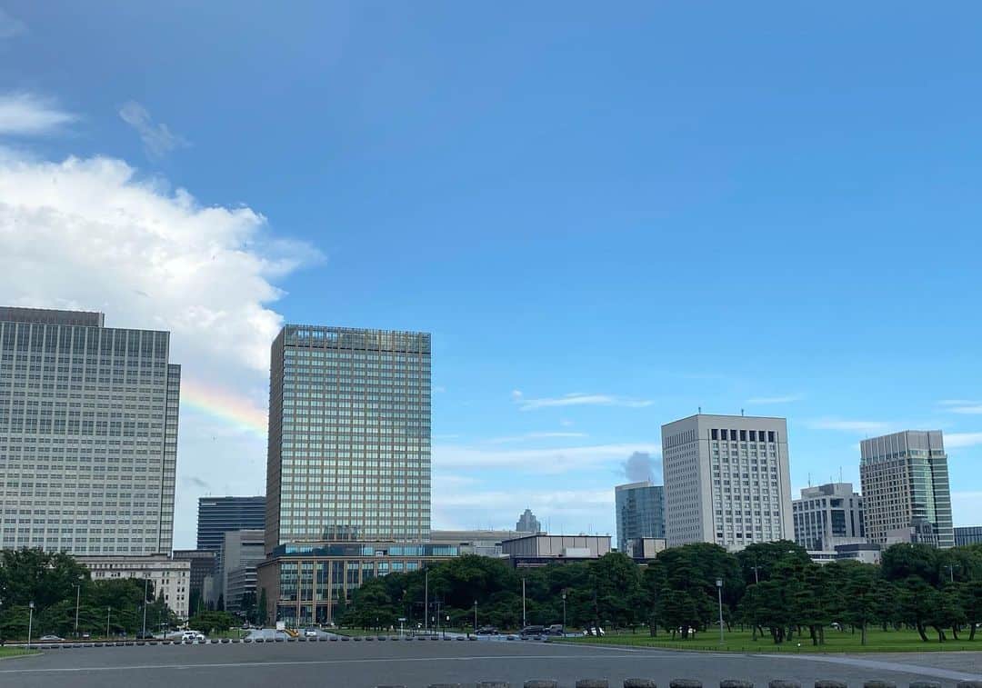 中野明海さんのインスタグラム写真 - (中野明海Instagram)「初、 皇居前広場で撮影  刻々と変わる天気に  二度🌈を見れました ✨😍  美しい😭✨🙏🏻  #ダブルレインボーに穏やかな日常を祈りました。。。😌✨✨✨✨✨✨✨✨  #虹　#🌈🌈　#ダブルレインボー」7月26日 17時02分 - akeminakano__official