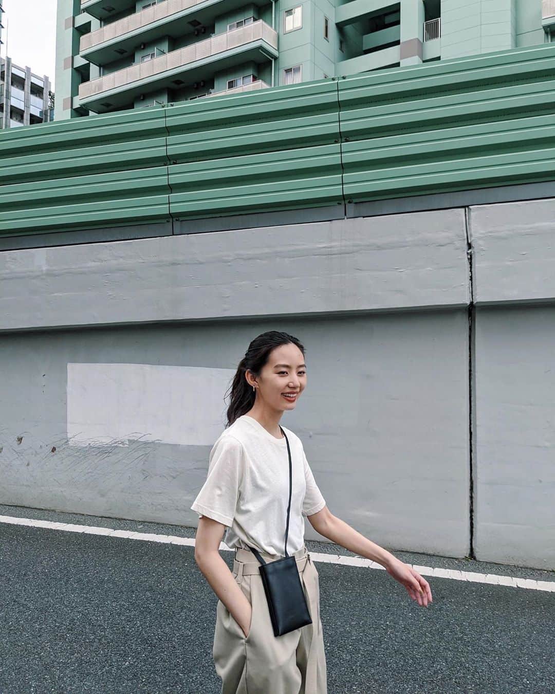 Shiho Sasakiのインスタグラム：「4連休最終日🐤 ちょっとそこまで、コーデ✌︎ やっぱりこういうシンプルで着回し効くTシャツは何枚あっても使えるな💭 麻混で涼しい➕とろみがあるのでリラックス感のある着心地です🙆‍♀️ @sheltterwebstore で20%offになってたよ🤫 #MOUSSY#MOUSSYSNAP」