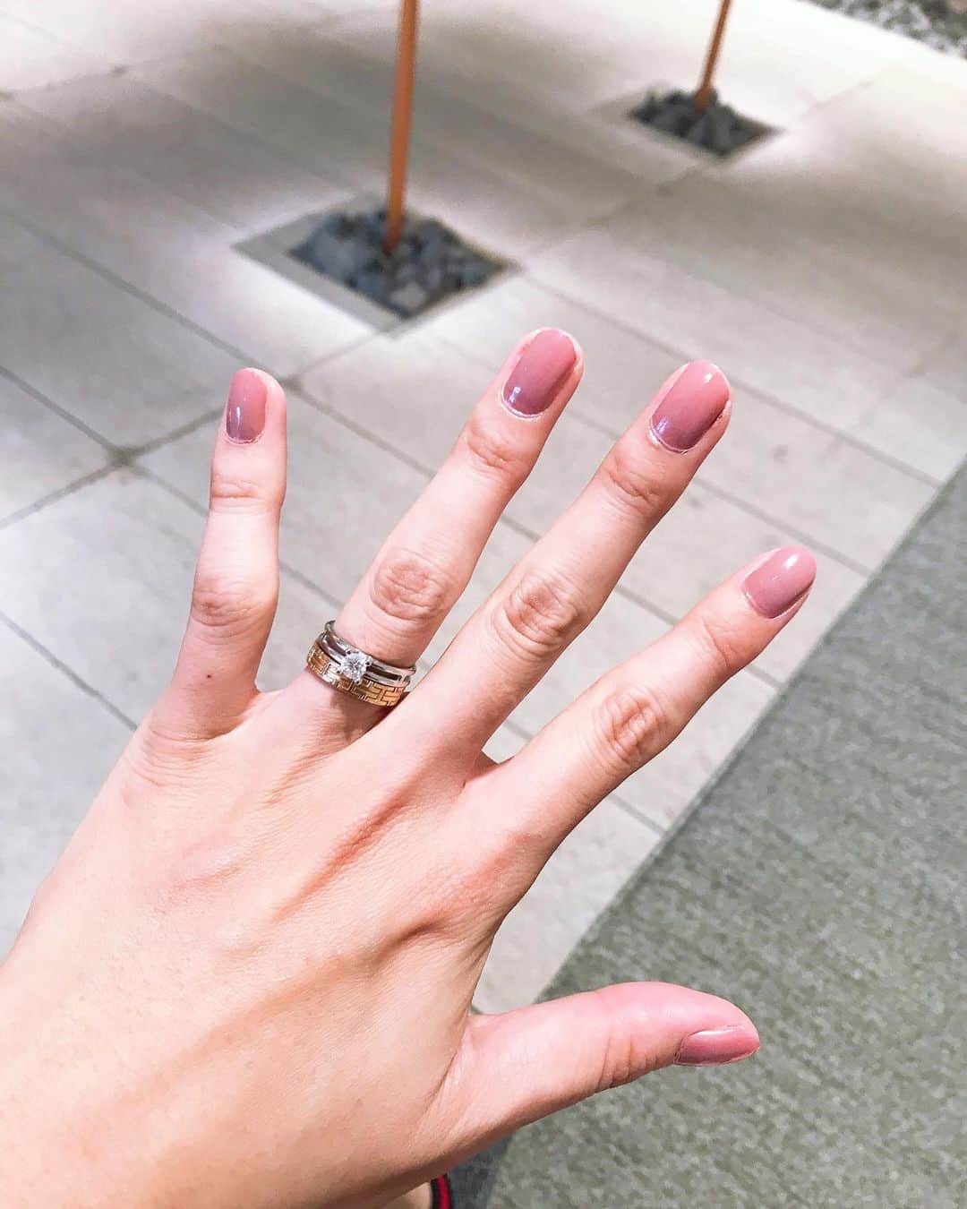 のインスタグラム：「昨日は発表会だから久しぶりにネイルして、指輪💍もつけた。 指先を着飾るだけで気分がこんなにも変わるってすごいなぁとつくづく思う😌  速乾60秒、ジェルのような輝きというキャッチコピーに惹かれたGNマニキュア。 ミューズというグレーっぽいピンクは肌なじみも良くて買って正解。 他の色もリピート決定で💅🏻🙆🏻‍♀️  #gnマニキュア #nail #ネイル #ママ」
