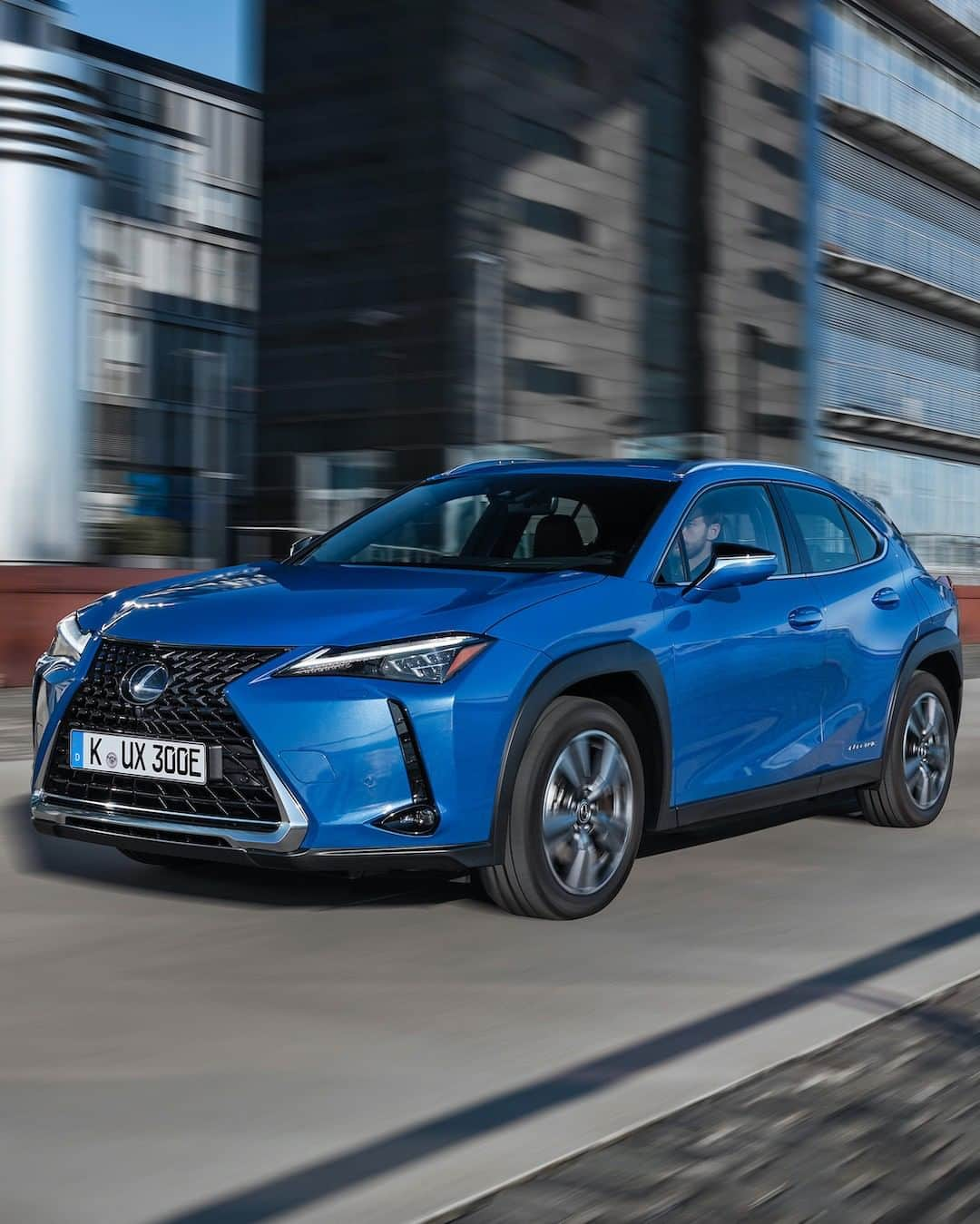 Lexus UKさんのインスタグラム写真 - (Lexus UKInstagram)「Volt from the blue. All-electric #LexusUX 300e.  #Design #CarDesign #Automotive #Lexus #CarsofInstagram #Luxury #LuxuryTravel #ElectricCar」7月26日 17時00分 - lexusuk