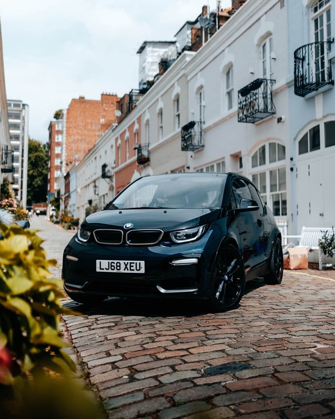 BMWのインスタグラム：「City dweller by design. #THEi3 #BMW #BMWi3 #BMWi #BMWrepost @Matt_Cuzen @BMWiParklane __ BMW i3 (120 Ah): Energy consumption in kWh/100 km (combined): 13.1. CO2 emissions in g/km (combined): 0. Further information: www.bmw.com/disclaimer.  	 Acceleration (0-100 km/h): 6.9 s. Power: 125 kW, 170 hp, 250 Nm. Top speed (limited): 160 km/h.」
