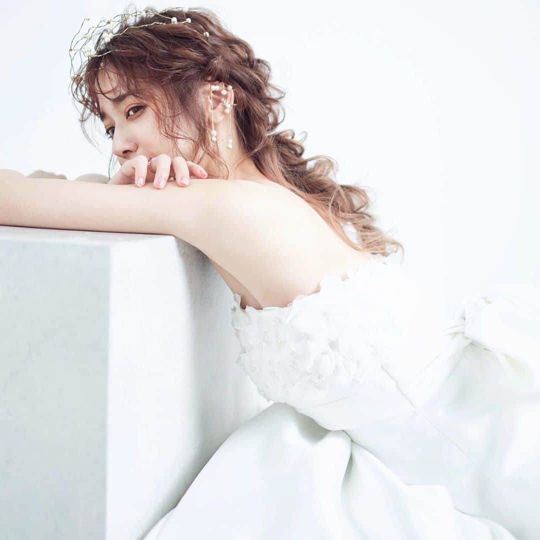 RabichePowのインスタグラム：「WEDDING DORESS👰 . RabichePowで叶う理想のウェディング . 結婚式当日の出張ヘアメイクはもちろん 前撮り.フォトウェディング.ドレスレンタル ヘアアクセなど全てあります❤️ . その全てを新郎新婦様が決めるのも 意外と大変ですが 打ち合わせの日から全てサポートさせて頂きます❣️ . 結婚式当日、最高の日にするのは お2人だけでなく頑張るだけでなく 任せられるところは任せて余裕を作り 選択できる事を楽しむこと♡ . 当日のコーディネートはもちろん 誰と過ごすかというのも大切な要素 . ゲストの皆様だけでなく スタイリストや着付師、メイクさんだってそう。 . 選べる時代だからこそ 私たちは選んでよかったと思って頂ける人であるように、、、♡ . .  ブライダルのお問い合わせはDMにてお願い致します😊 是非一度ご検討ください❣️ . #rabichepow#ラビッシュポー#出張ヘアメイク#花嫁様#編みおろし#日本編みおろし会#ブライダル#フォトウェディング#ウェディングニュース」