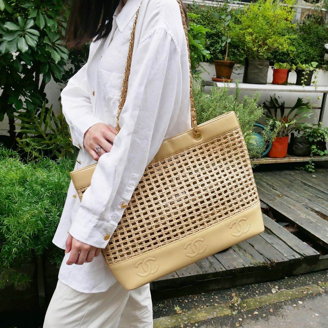 Vintage Brand Boutique AMOREさんのインスタグラム写真 - (Vintage Brand Boutique AMOREInstagram)「Vintage Chanel rattan shoulder bag 💛  This item is  only available at the store but we accept orders by DM. Please DM us if you are interested in the item!   ▶︎Free Shipping Worldwide✈️ ≫≫≫ DM for more information 📩 info@amorevintagetokyo.com #AMOREvintage #AMORETOKYO #tokyo #Omotesando #Aoyama #harajuku #vintage #vintageshop #ヴィンテージ #ヴィンテージショップ #アモーレ #アモーレトーキョー #表参道 #青山 #原宿#東京 #chanel #chanelvintage #vintagechanel #ヴィンテージ #シャネル #ヴィンテージシャネル #シャネルヴィンテージ #amoreomotesando #アモーレ表参道」7月26日 17時03分 - amore_tokyo