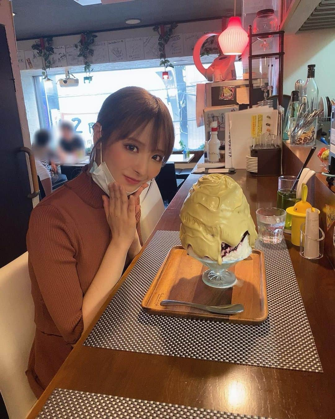 桃乃木かなさんのインスタグラム写真 - (桃乃木かなInstagram)「旗の台にある「ブンブンブラウカフェ」さん🍧  ・ピスタチオ(夏)﻿ ・いちごエスプーマソース﻿ ・ずんだみるく﻿ ・ワンタン醤油麺﻿ ・ゴールデンポークつけ麺(塩)﻿  久しぶりのブンブンさん😋 やっぱり美味しい... 毎年夏は混みすぎて行けないかなぁと思っていたのですが予約制で枠が確保出来たので☺️✨ 久しぶりに食べるブンブンさんのラーメンも美味しかったです(私はつけ麺頂きました！)  #ブンブンブラウカフェ  #旗の台 #かき氷」7月26日 17時06分 - kana_momonogi