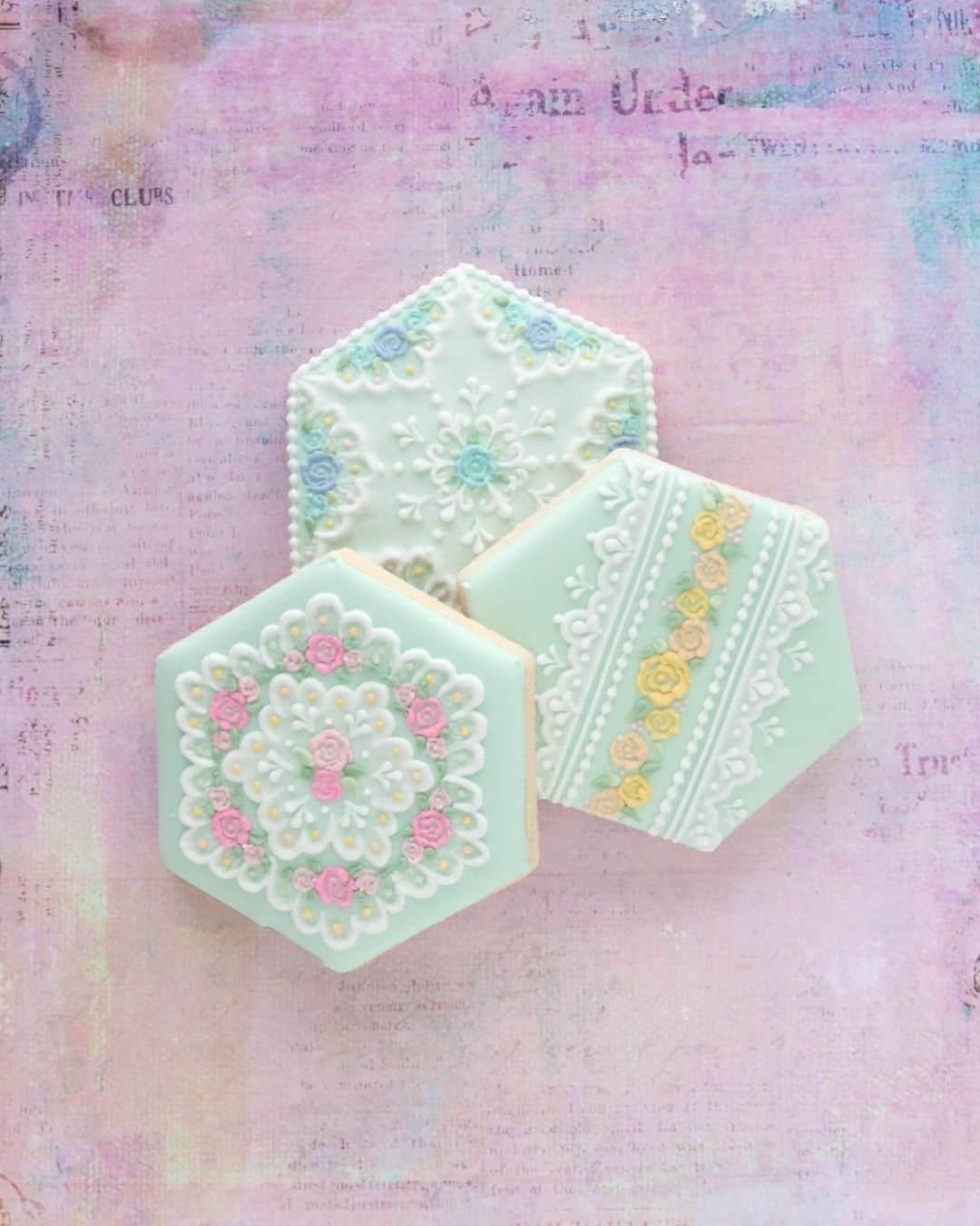 KUNIKAのインスタグラム：「Rose and lace pattern cookies 💎﻿ ﻿ インスタライブでその場で気まぐれにデザイン考えながらやったら、水色の薔薇のクッキーが途中全然可愛くなくて焦りまくった思い出のクッキー😂﻿ 最終的に1番良い感じにまとまってる...﻿ ﻿ #artofkunika」