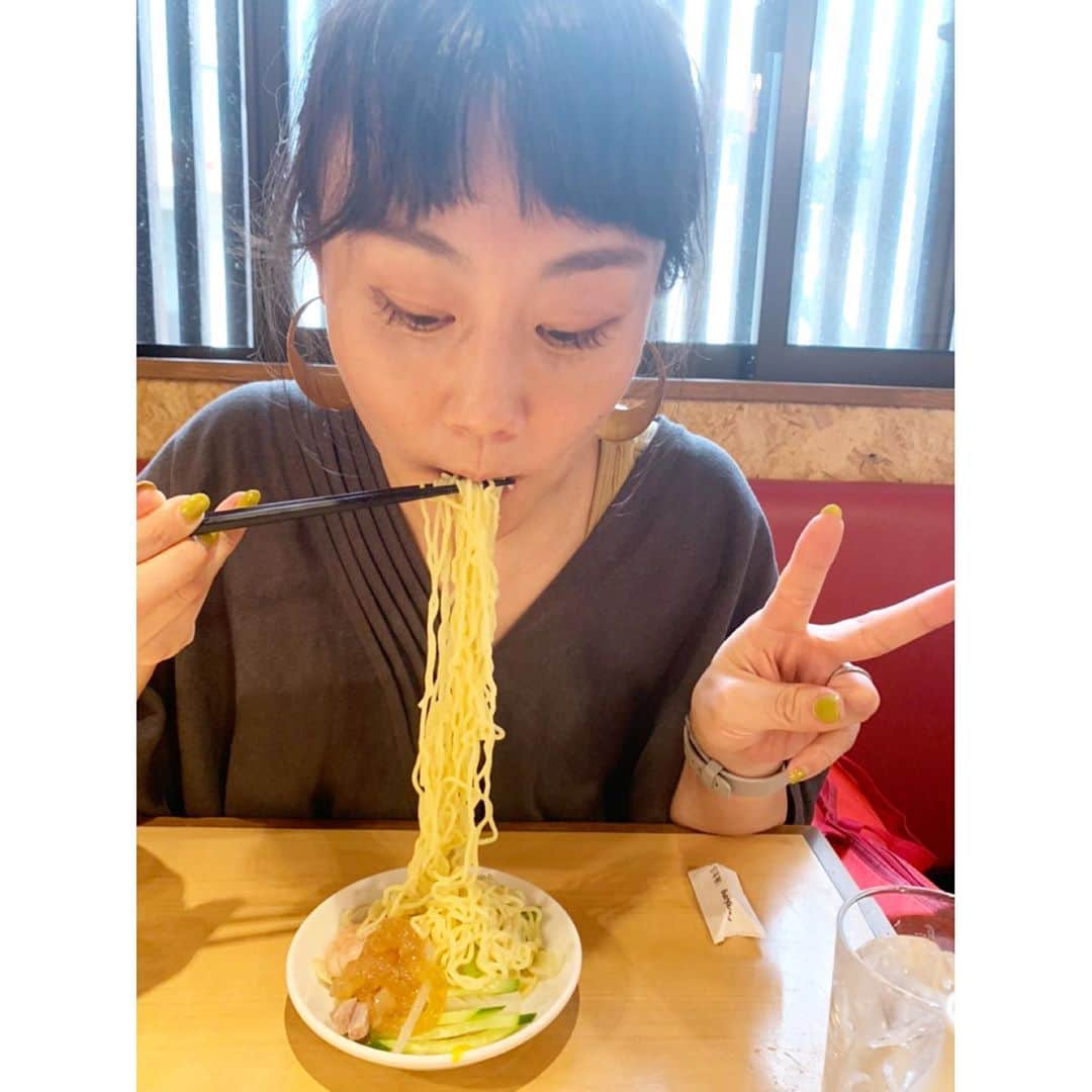 新井麻希さんのインスタグラム写真 - (新井麻希Instagram)「* 25年ぶりの冷やし中華！美味しい🤤 （先日のバラいろダンディで、子供の時に食べた冷やし中華の記憶のままで、大人になってから食べようと思ったことないと思ってたらそのまま25年以上経った！という話をしたんです🤣） * そんなわけで、、、Kamakura FMにお邪魔してきました！宮崎謙介さんのNon Poli Hour！宮崎さんは聞き上手だなあ📻毎週金曜日の19時30分からの30分。 * 私は8月7日と14日の会にお邪魔致します！是非😊✨！ * #KamakuraFM #宮崎謙介のnonpolihour #豊龍🐲🐉」7月26日 17時12分 - makiarai58