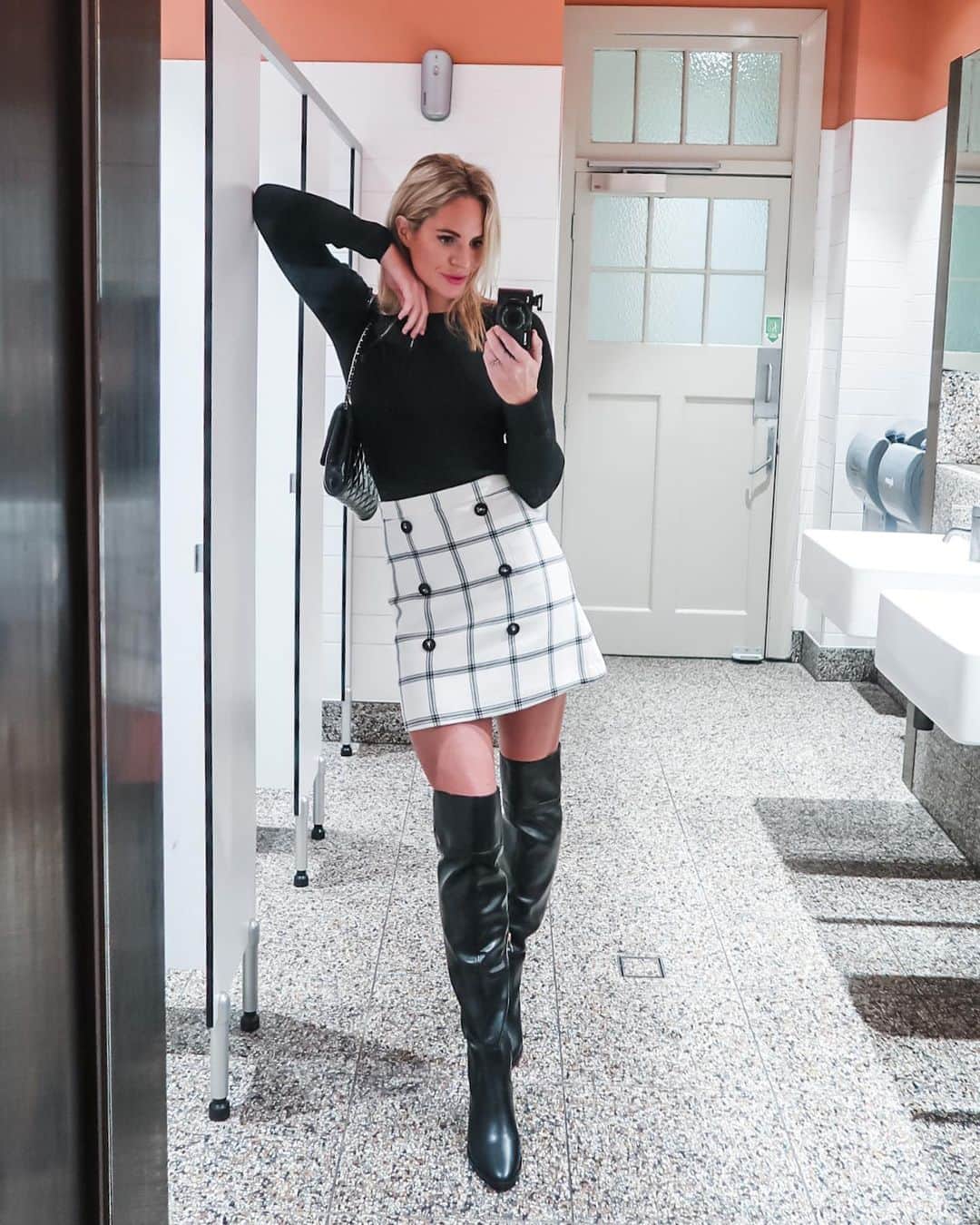 エミリー・シーボームのインスタグラム：「Ugh, As if!  Name that movie...  #moviequote #sunday #brunch #ootd」