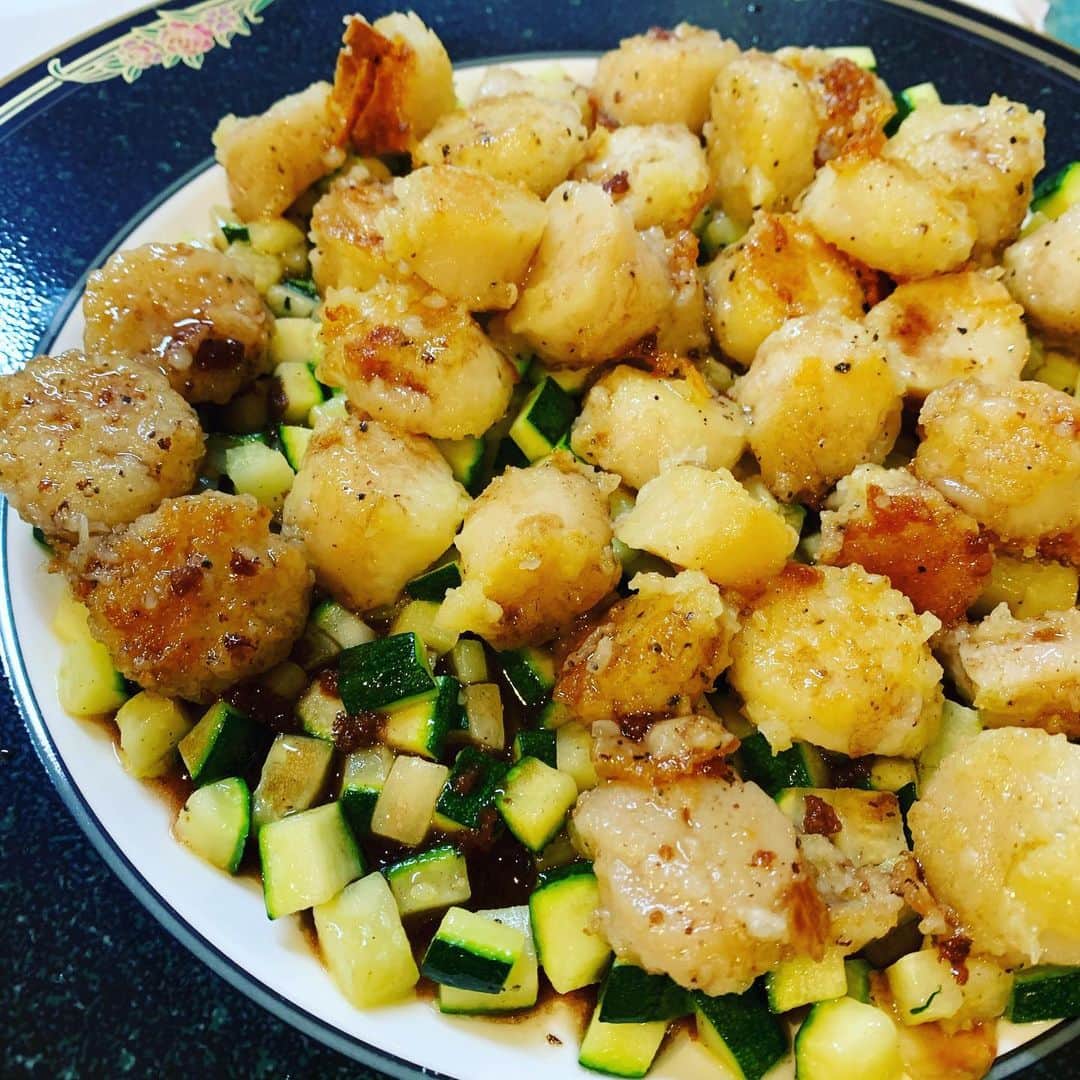 のインスタグラム：「ホタテのソテーとズッキーニのバルサミコソース。  #RyotasKitchen #料理男子 #料理好き男子 #男の料理」