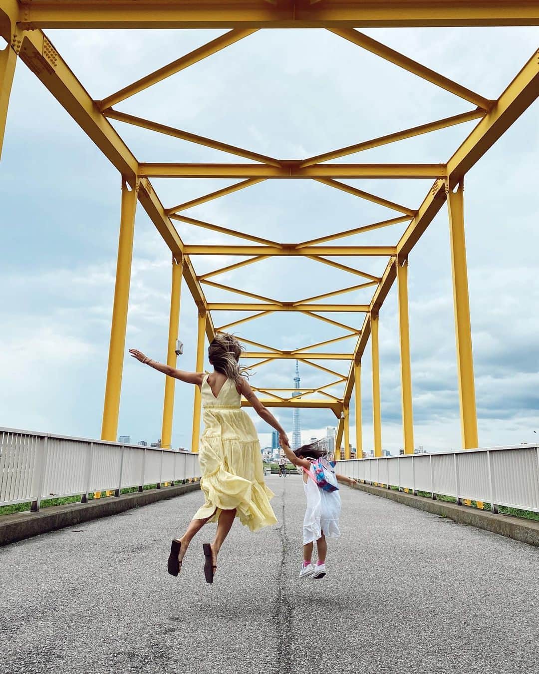 山中美智子さんのインスタグラム写真 - (山中美智子Instagram)「今日はドライブして、いつか行ってみたかった橋へ🌼  スカイツリーが見えるの🌥」7月26日 17時20分 - alexiastam1988