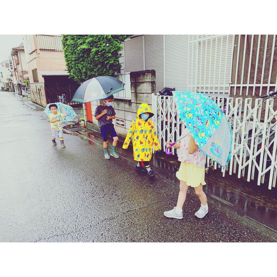 kainatsuさんのインスタグラム写真 - (kainatsuInstagram)「4人連れて雨のおさんぽ☂️  キッズもディスタンス。笑」7月26日 17時15分 - natsugram_life