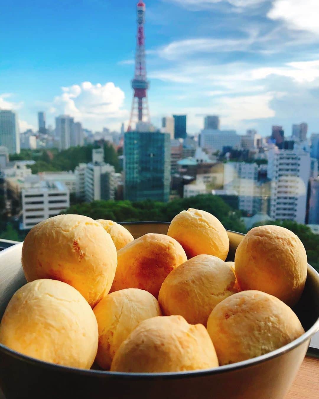 太田エイミーのインスタグラム：「When the husband bakes pão de queijo from scratch! 😍」