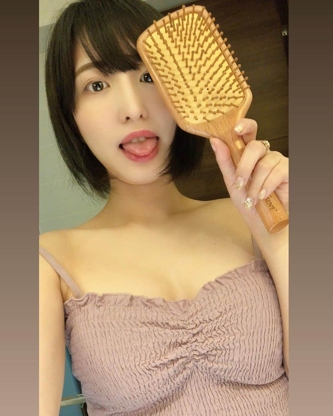 浅香美咲さんのインスタグラム写真 - (浅香美咲Instagram)「お久しぶりの投稿になってしまった❗️ 皆さん元気にしていますか？  わたしは元気です❣️ まず、髪の毛ばっさり切ったよ✨ そしてICLの手術して左目まだ赤い👀 両目とも視力2.0になったよ👏🐒 快適すぎる😢💕  みんなにオススメ商品があるから 左目隠しつつ紹介💇‍♀️   @hokushin.japanさんから 新しいヘアケア商品が出たよ❣️ ヘアブラシとヘアアイロン💇‍♀️✨💕   ⭐️ヘアブラシ⭐️  持ちやすいし、頭皮マッサージするととっても気持ちいいよ💕  ▽▽▽ 夏のキャンペーン　▽▽▽ この投稿を見てくれたフォロワー様限定でヘアブラシを50%off ‼︎ 購入をご希望の方は @hokushin.japanへDMをお願いします！  ⭐️ヘアアイロン⭐️  温度調節もラクチンだし、嬉しいケース付き✨デザインも可愛いよ😍  ▽▽▽ 夏のキャンペーン　▽▽▽ この投稿を見てくれたフォロワー様限定でヘアアイロンを40%オフ‼︎ 購入をご希望の方は @hokushin.japanへDMをお願いします！    めちゃくちゃお得なキャンペーン😢✨ ぜひ利用して購入してみてね💖  #カフネプラス#CAFUNÉ+ #ヘアケア#ヘアブラシ #くし#櫛#クシ#旅行#マッサージ #カフネヘアアイロン #ヘアアレンジ#ヘアセット #美容 #美容好きと繋がりたい #おうち時間　#ショートヘア」7月26日 17時16分 - asakamisaki