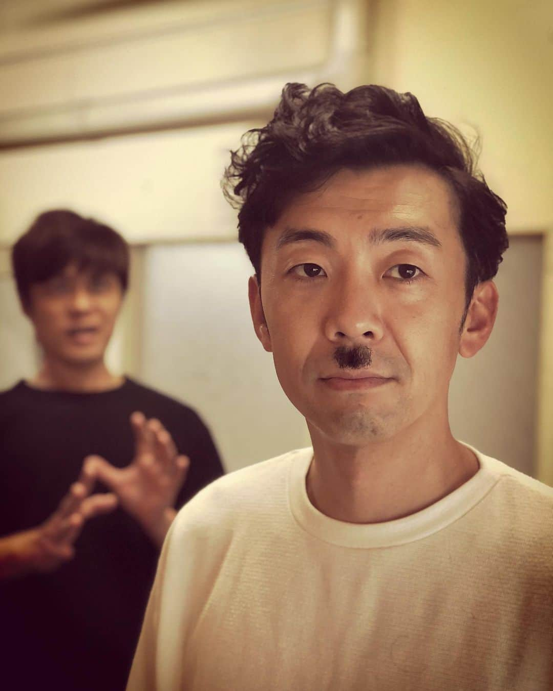 杉本知香さんのインスタグラム写真 - (杉本知香Instagram)「野口チョビ世。  杉「今日どーする？」 木村「こんな感じにして下さい！」 と、手にはヘアカタログではなく千円札（笑）  いろんな髪型カットしてきたけど、偉人にしてほしいという注文は初めてでした🤣😂 仕上がりは、ちゃんと野口チョビ世になりましたー（笑） たぶん髪質同じな猫っ毛癖毛（笑） 野口英世の髪触った事ないけど…。🤣💦  宮地くんとソーシャルディスタンス写真撮ったら、凄い守護霊ついてる風に撮れた🤣 #あると思います  #中目黒美容室#野口英世#偉人#千円札 #ソーシャルディスタンス #天津木村#天津#エロ詩吟#チョビひげ#癖毛 #野口チョビ世 #ニブンノゴ宮地#ニブンノゴ」7月26日 17時17分 - sugimotoc