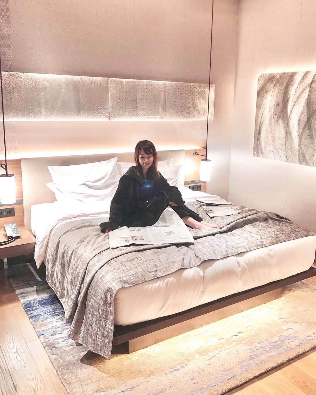 うえむらちかのインスタグラム：「#GoToキャンペーン﻿ 始まりましたが、皆さんはいかがお過ごしですか？﻿ ﻿ 都内はキャンペーンから外されたり﻿ まだまだコロナも予断を許さない状況ですが ずっとお家の中にいるのもストレスが溜まりますよね💦﻿ ﻿ どうせ篭るなら﻿ 旅行気分を味わえる近場のホテルでプチ旅行なんてのもいいかもしれませんね✨﻿ ﻿ 前にオープン記念で行かせてもらった﻿ ﻿ 📍AC Hotel by Marriott Tokyo Ginza﻿ @achotelginza﻿ ﻿ ジムやバー・会議室が完備されていて﻿ 仕事ものびのび進められて﻿ ラグジュアリーな気分も味わえる﻿ 居心地の良い空間でゆっくり過ごしたい方におすすめ♬﻿ ﻿ 私もまた行きたいな〜✨﻿ ﻿ コロナが落ち着いたら﻿ 県外の皆さんも是非✈︎✈︎﻿ ﻿ ﻿ ACホテル・バイ・マリオット・東京銀座﻿ 〠中央区銀座6-14-7﻿ ☎︎03-5550-0102﻿ CHECK IN15:00～23:00﻿ CHECK OUT12:00まで﻿ ﻿ #achotelginza #marriott #ginza﻿ #acginza  #instahotel #marriottbonvoy﻿ #gotocampaign #hotel﻿ #pr  #東京ホテル #銀座ホテル #東京旅﻿ #旅スタグラマー #ちか旅 #ACホテル銀座 #ホテル #ホテルラウンジ #ラウンジ #東京 #銀座 #東京グルメ #銀座グルメ #銀座カフェ #銀座ランチ #ホテルディナー #銀座バー #レストラン」
