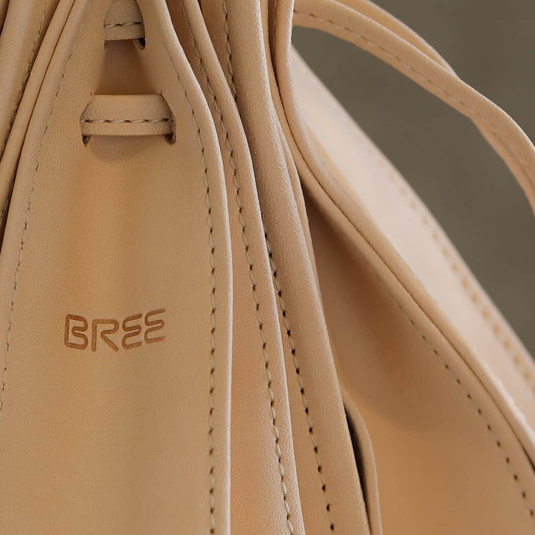 ブリーのインスタグラム：「Thanks to modern details old classics become timeless bags. Our Cara made of natural leather combined with a pleated and tuckered look makes an absolute fashion statement.  Photo by @fabianlueck  . . . #50yearsofbree #anniversary #breesince1970 #madetomakeadifference #breevolution #handbags #leatherbags #purequality #purefashion #sustainablefashion」