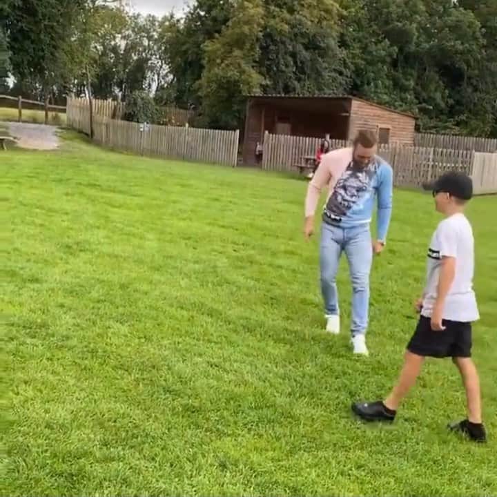F2Freestylersのインスタグラム：「@thenotoriousmma just casually slotting the ball bottom bins! 🤼➡️🥊🔜⚽️? Like if you want to see us do a video with the ledge!」